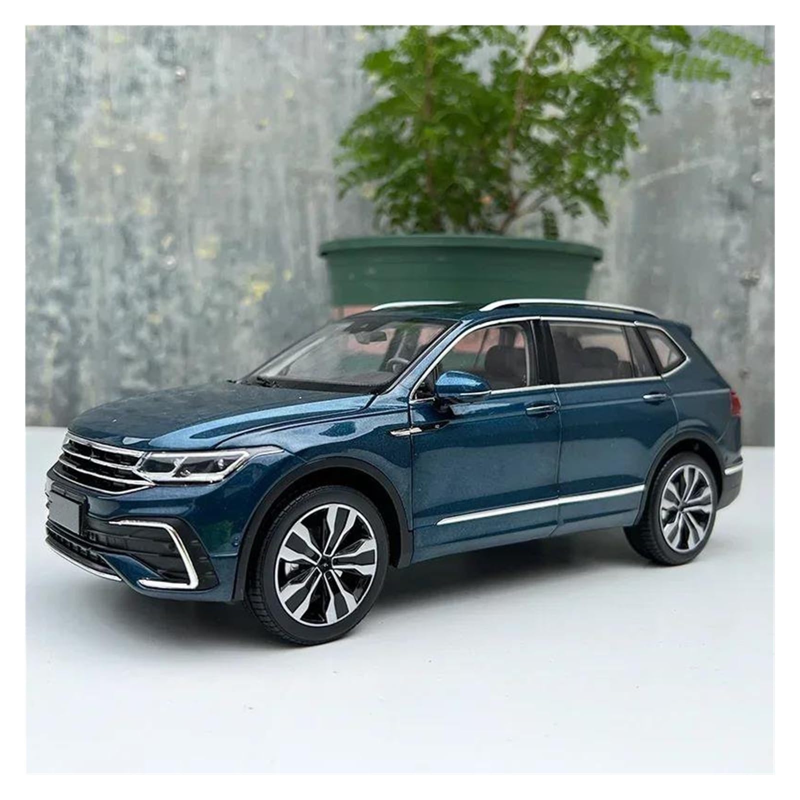 BANKOTO Diecast Car 1:18 For VW For TIGUAN L SUV Alloy Car Diecasts Vehicles Metal Model Collection Collectible