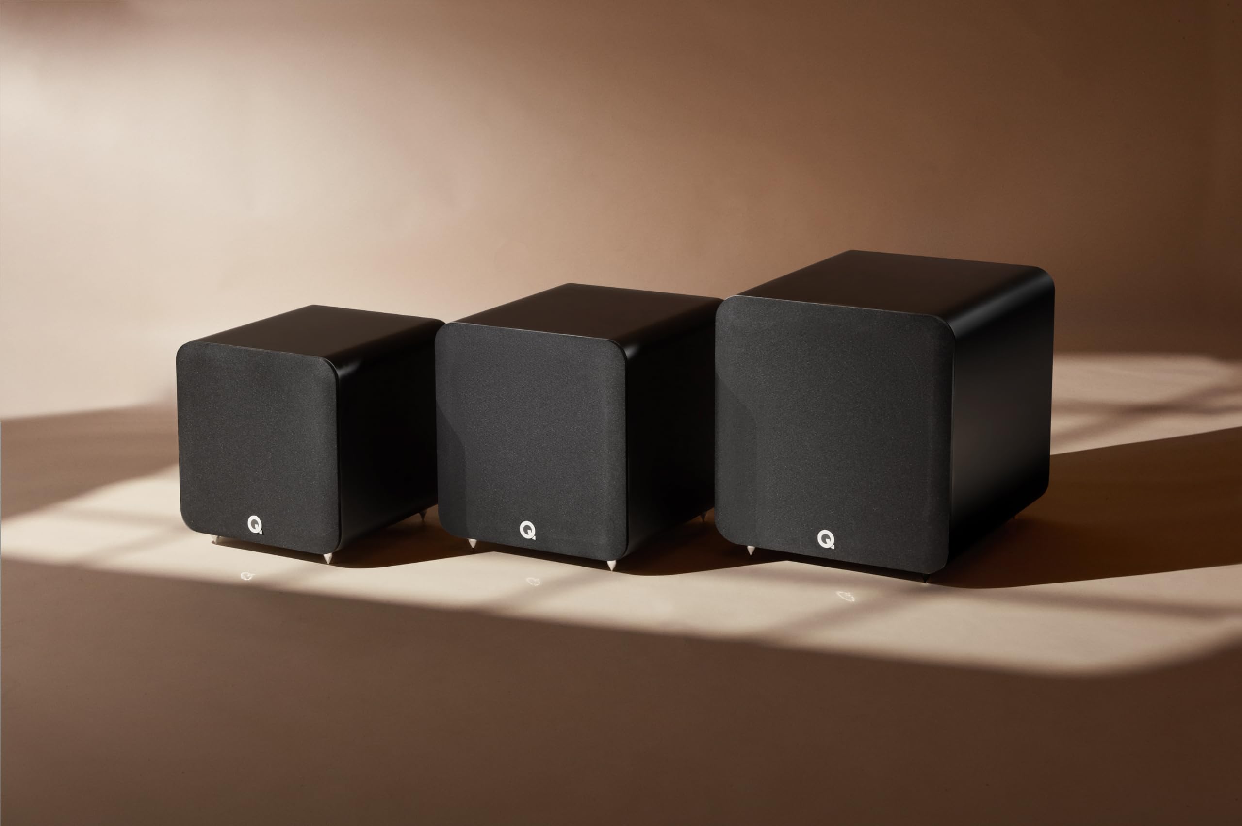 Q Acoustics Q SUB80 Subwoofer, controlador de graves de 8 pulgadas, carcasa deflectora infinita con amplificador de potencia máxima de 400 W para sistemas de cine en casa (negro satinado)