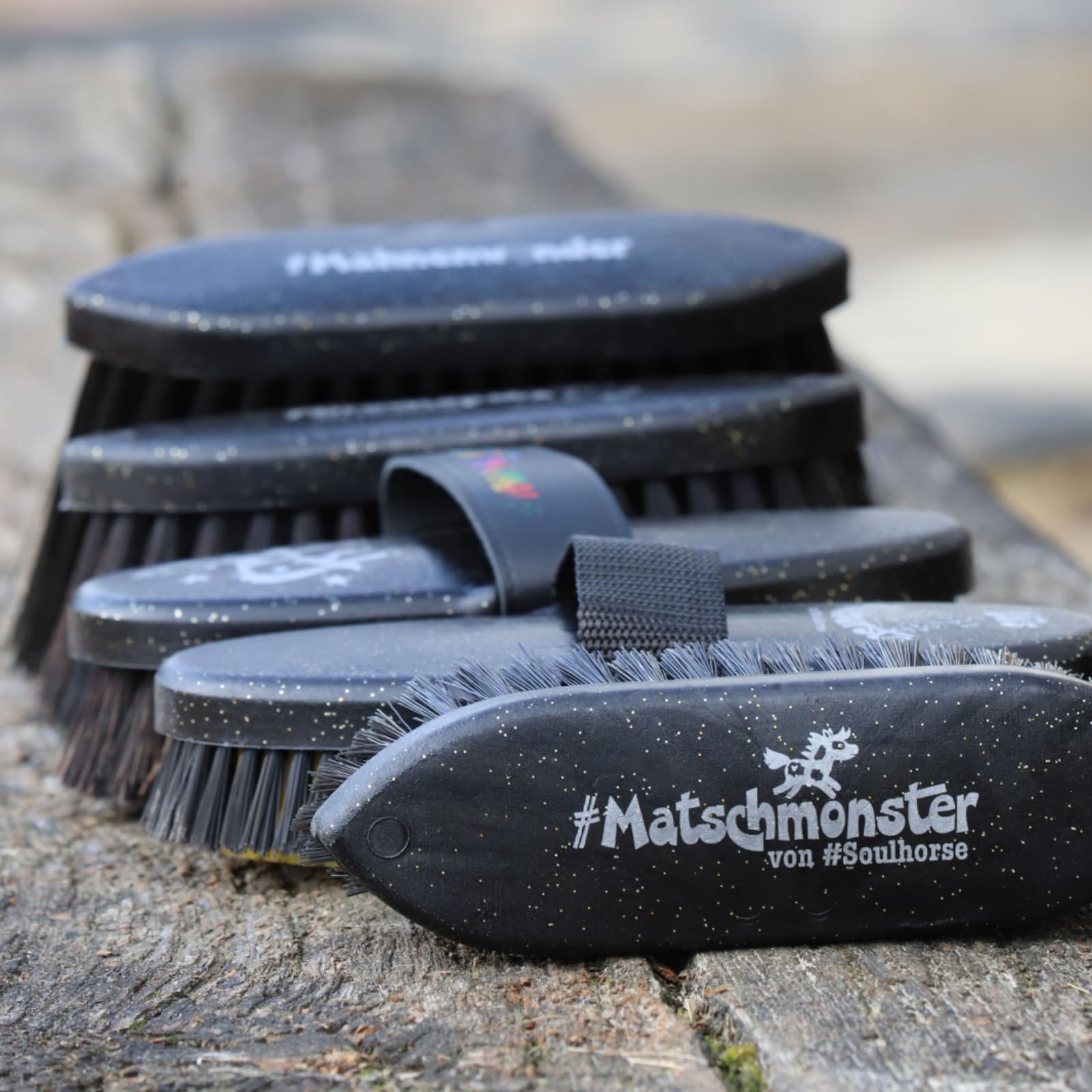 RL24 - Pferde Bürsten-Set Soulhorse von Haas (5-teilig) – schwarz | inkl. Kardätsche, Kombikardätsche & Mähnenbürsten – entfernt Staub, groben Schmutz & Haare – Pferdezubehör