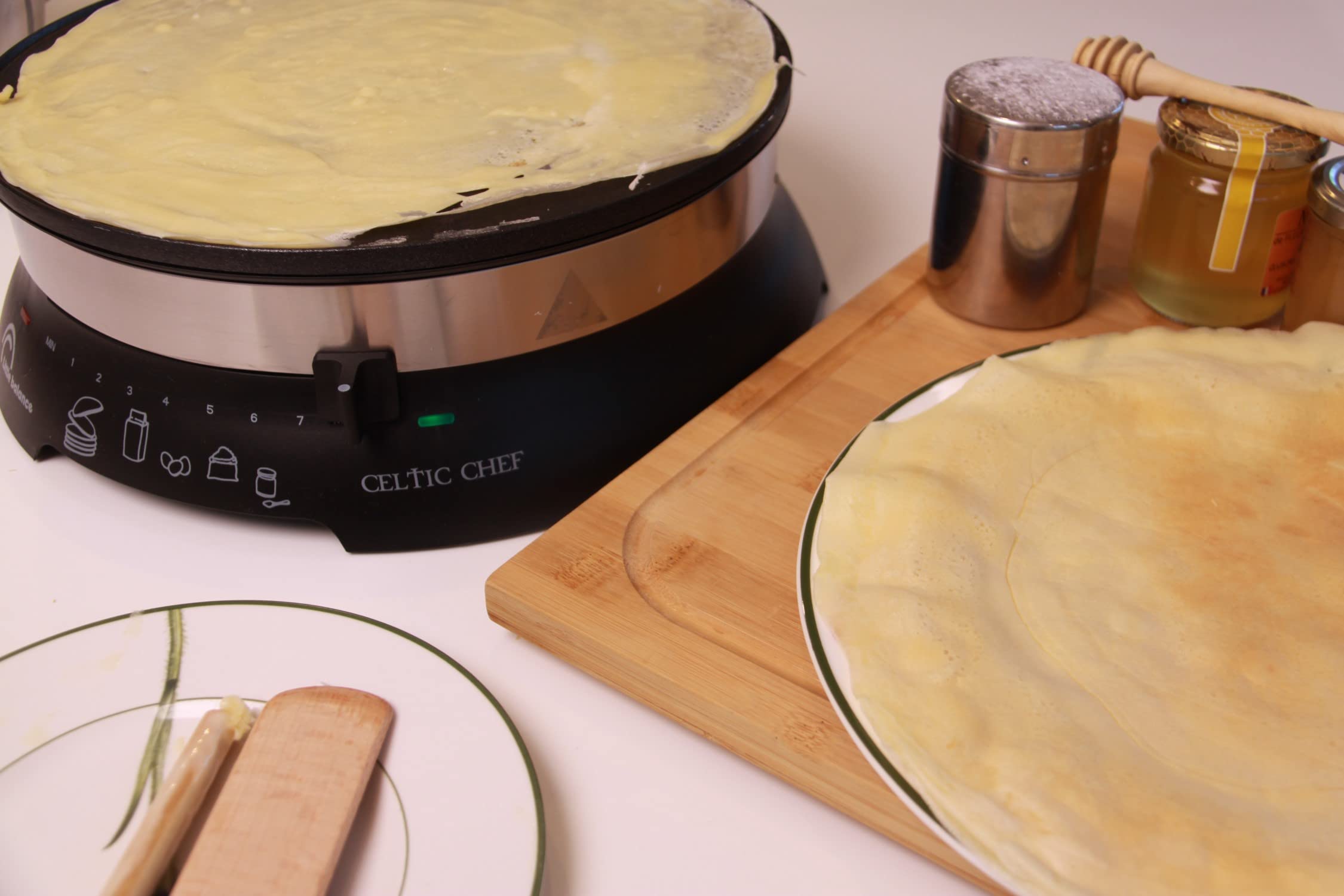 LITTLE BALANCE 8538 Celtic Chef, Crepiera elettrica 3 in 1: Pancake, Tortine, Plancha, Piastra XXL Diametro 33 cm, Termostato regolabile, 1300 W, Nero