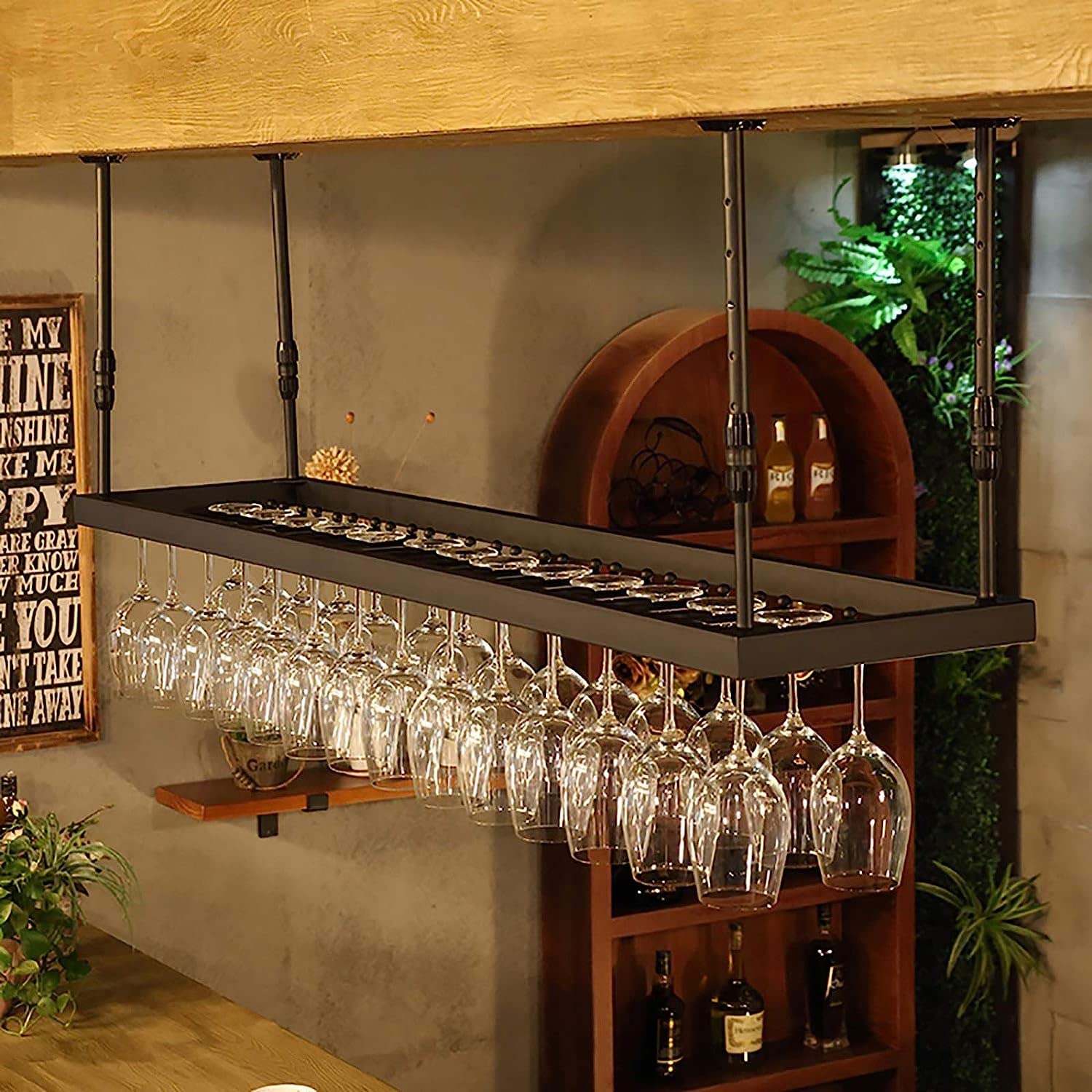 Présentoir à vin de bar suspendu pour optimiser les petits espaces