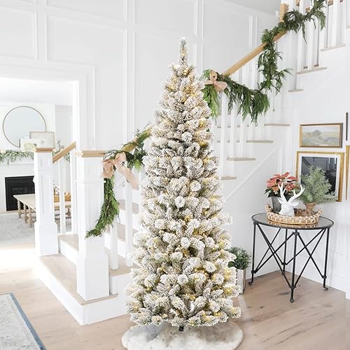 Glitzhome Árbol de Navidad artificial de pino flocado preiluminado de 9 pies, pino nevado de Navidad Portland con 450 luces LED para decoración de