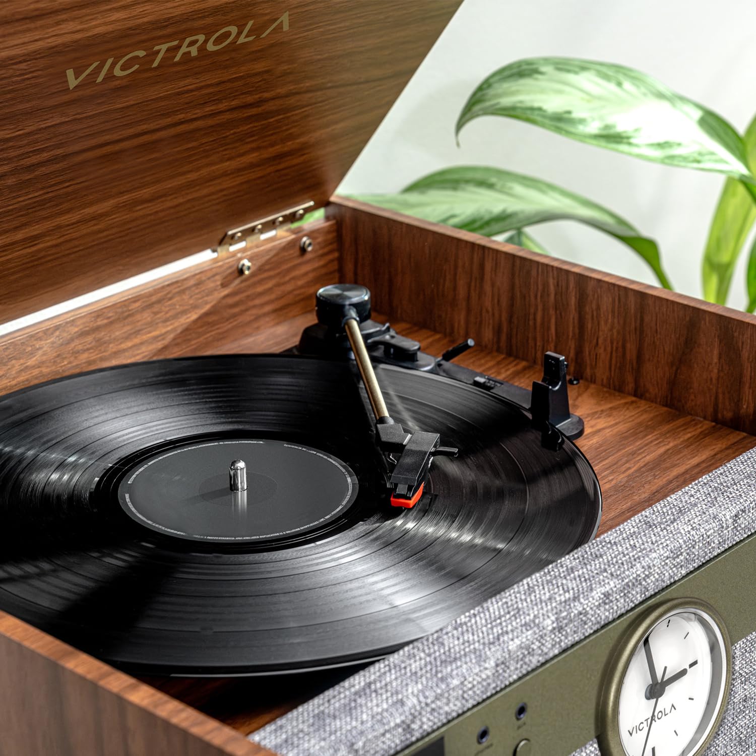 Victrola Century Signature+ Centro de música Bluetooth 6 en 1 con Reloj y pies Nuez