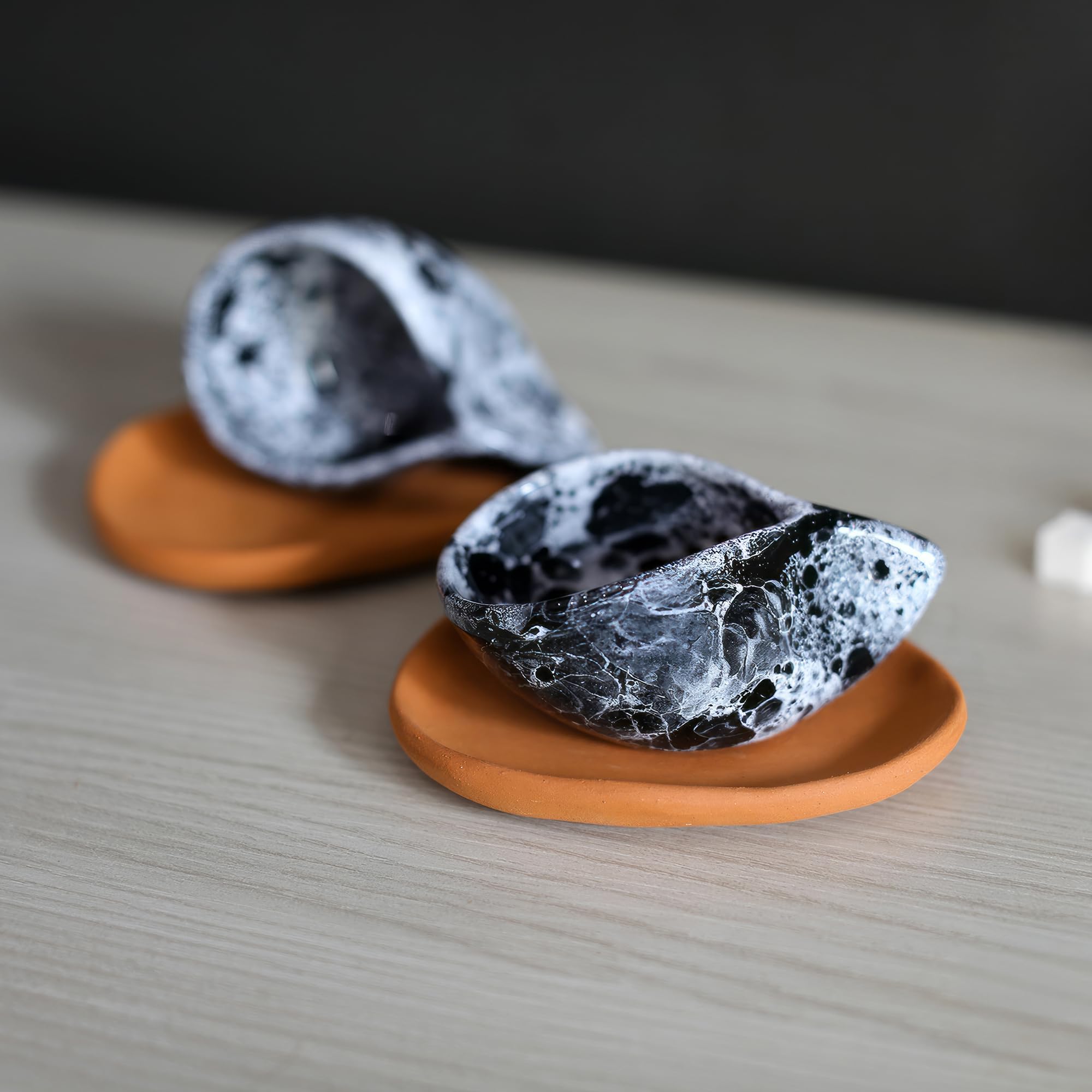 Egloo - Tazzine caffe particolari per colazione con piattino artigianali in ceramica, set di 2 tazzine moderne per espresso, design unico per un regalo di coppia.