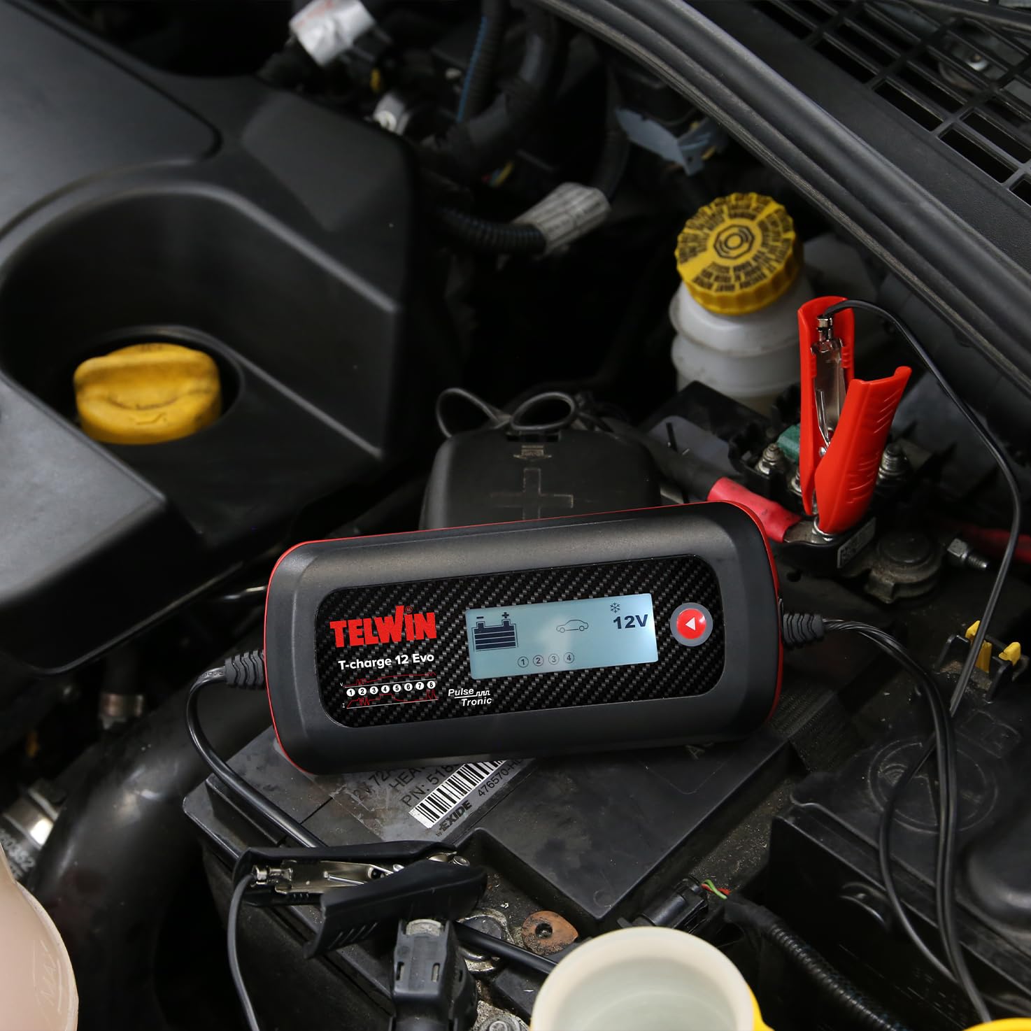 Telwin T-Charge 12 EVO: Caricabatterie, Mantenitore di Carica Elettronico e Tester Multifunzione 6/12V con Schermo LCD, per tutti tipi di batterie di Veicoli, Auto, Moto. IP65. Cavi inclusi.