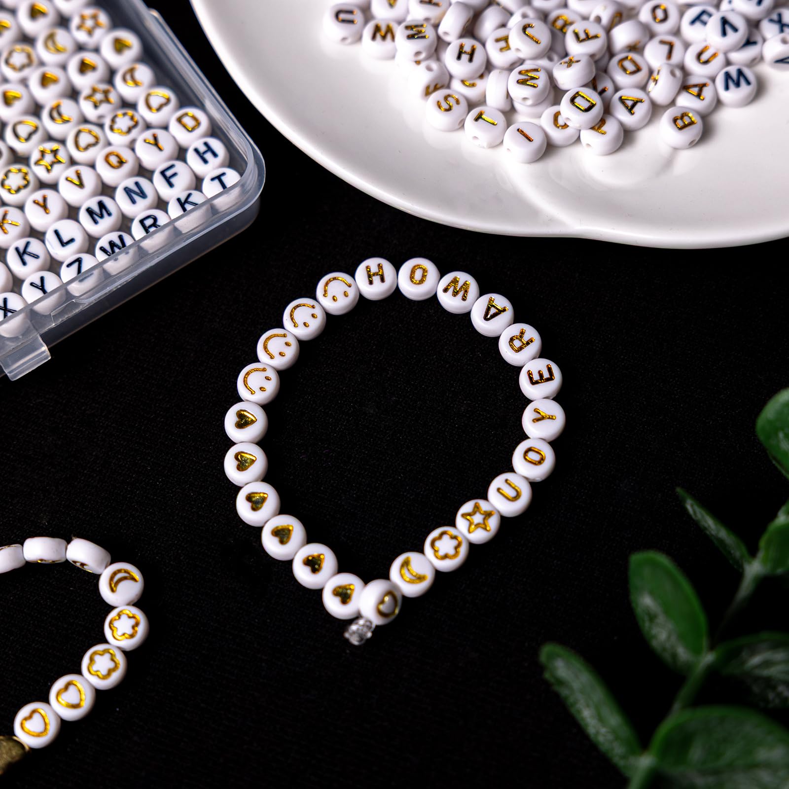 nikkiGuo Kit de 1250 cuentas de letras con cordón elástico – Alfabeto A-Z, números, corazón, luna, estrella, cuentas sonrientes para pulseras de la amistad y joyería de bricolaje (latidos blancos y