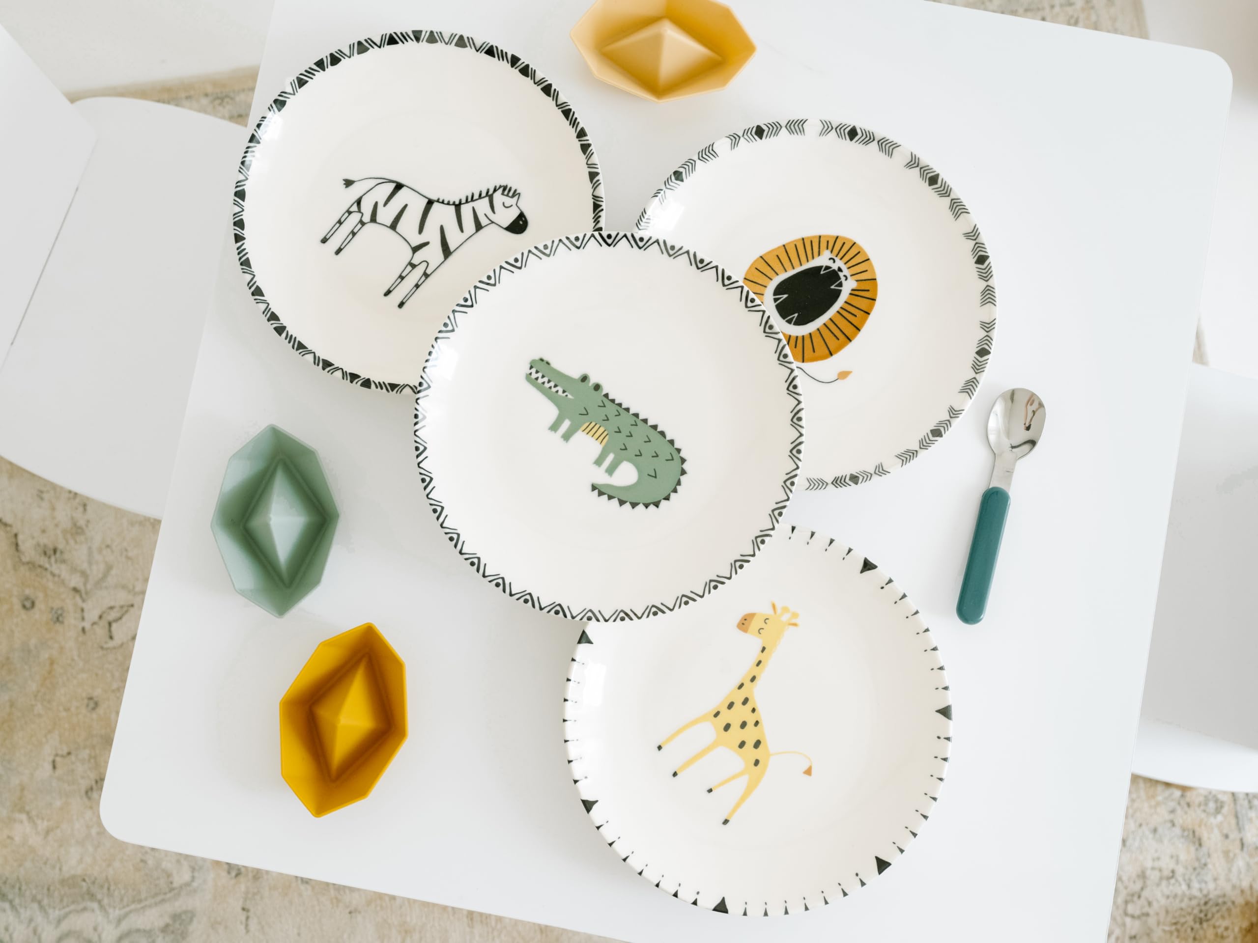 CreaTable, 24704, Serie Safari Bunt, 4-teiliges Geschirrset für 4 Personen, Teller Set aus Steinzeug, spülmaschinen- und mikrowellengeeignet, Qualitätsproduktion