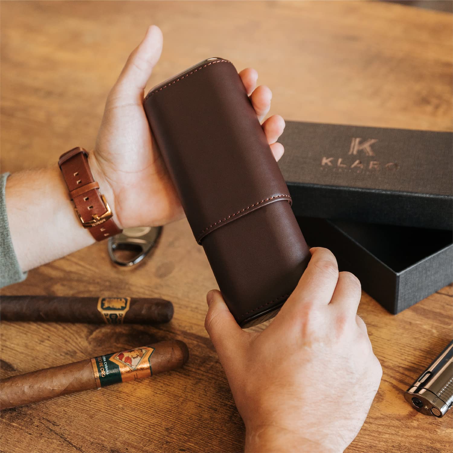 CASE ELEGANCE Estuche Protector de Viaje Premium para 3 cigarros, Cuero marrón de Grano Superior Genuino, Forrado de Cedro con Tapas de Extremo de Metal Dorado, empaque Listo para Regalo