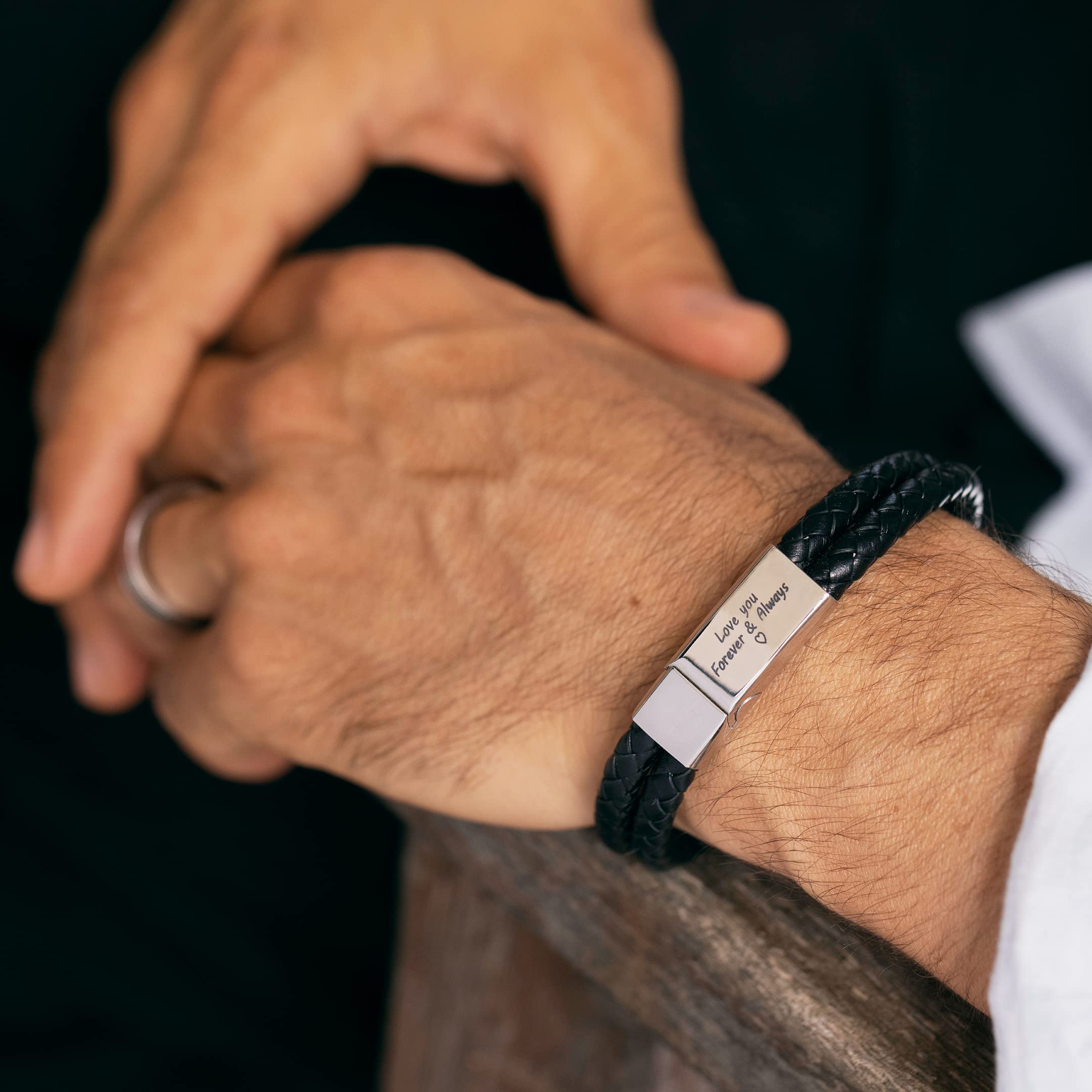 MyNameNecklace Bracelet pour homme gravé en acier inoxydable et cuir noir avec initiales personnalisables - Cadeau de fête des pères pour lui