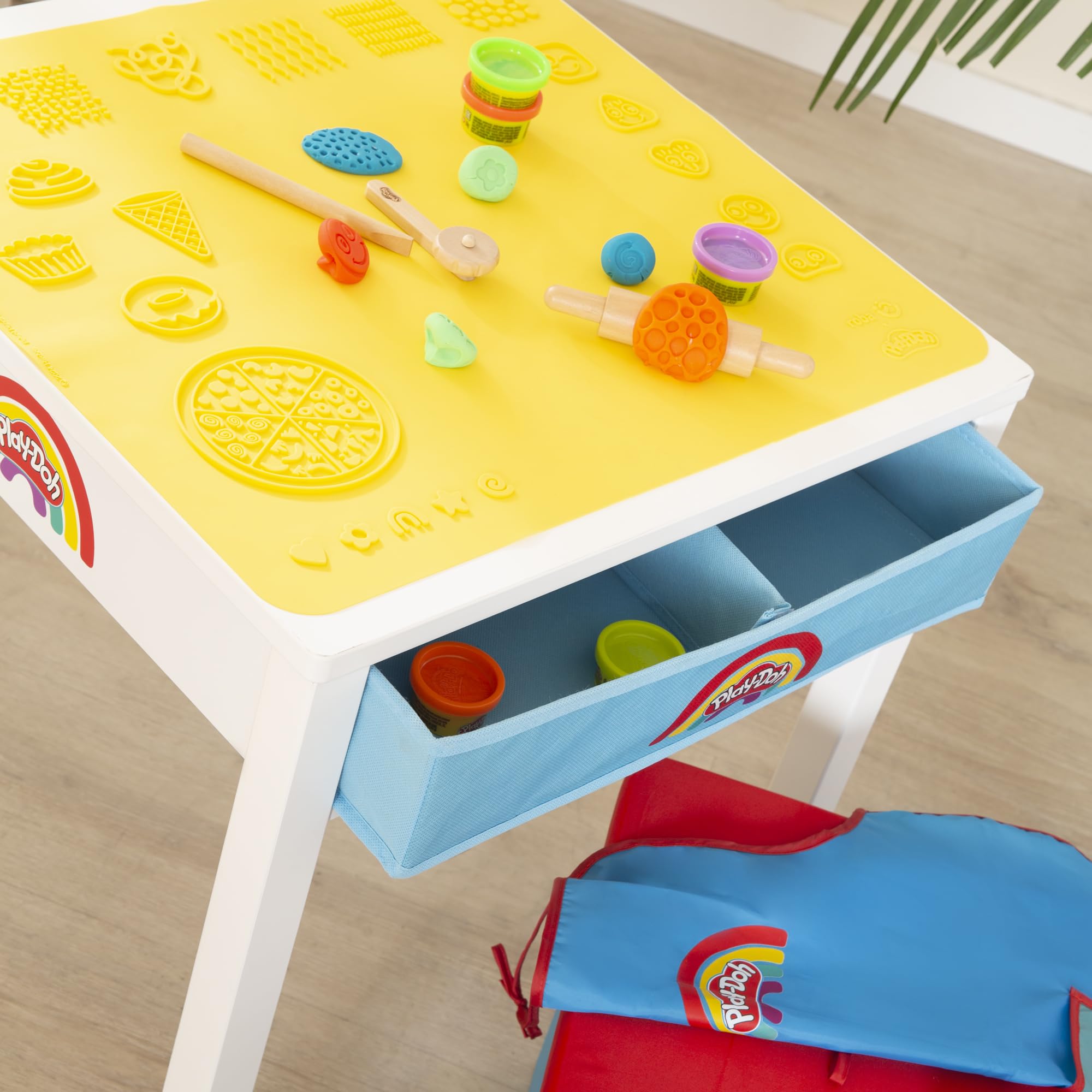 roba x Play-Doh Basteltisch mit Hocker - Spielset aus FSC-zertifiziertem Holz mit 6 Knetdosen, Holzwerkzeugen, 3D-Kreativmatte, Schürze & Aufbewahrungsbox - Ab 3 Jahren