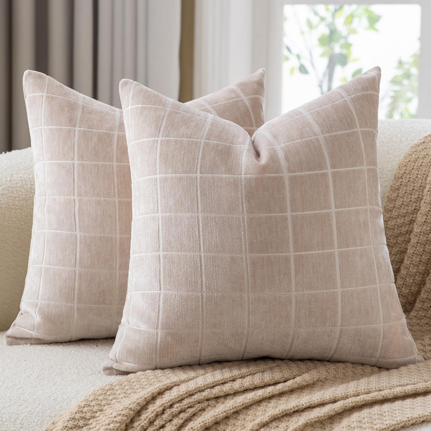 Mandioo Pack of 2 Chenille Check Cushion covers 60x60cm 24x24 Inch Vintage Plaid Decorative Pillow Covers Soft Velvet Backing Throw Pillow cases Farmhouse Sofa Couch Bed Living Room Beige