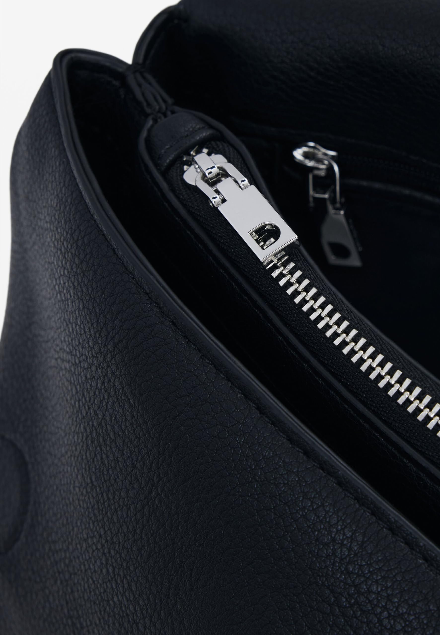 Desigual Borsa a tracolla comoda, pratica e capiente. Dispone di un ampio scomparto principale chiuso con zip, tasche interne di cui una con zip. Presenta una tracolla removibile e regolabile 26x17x1