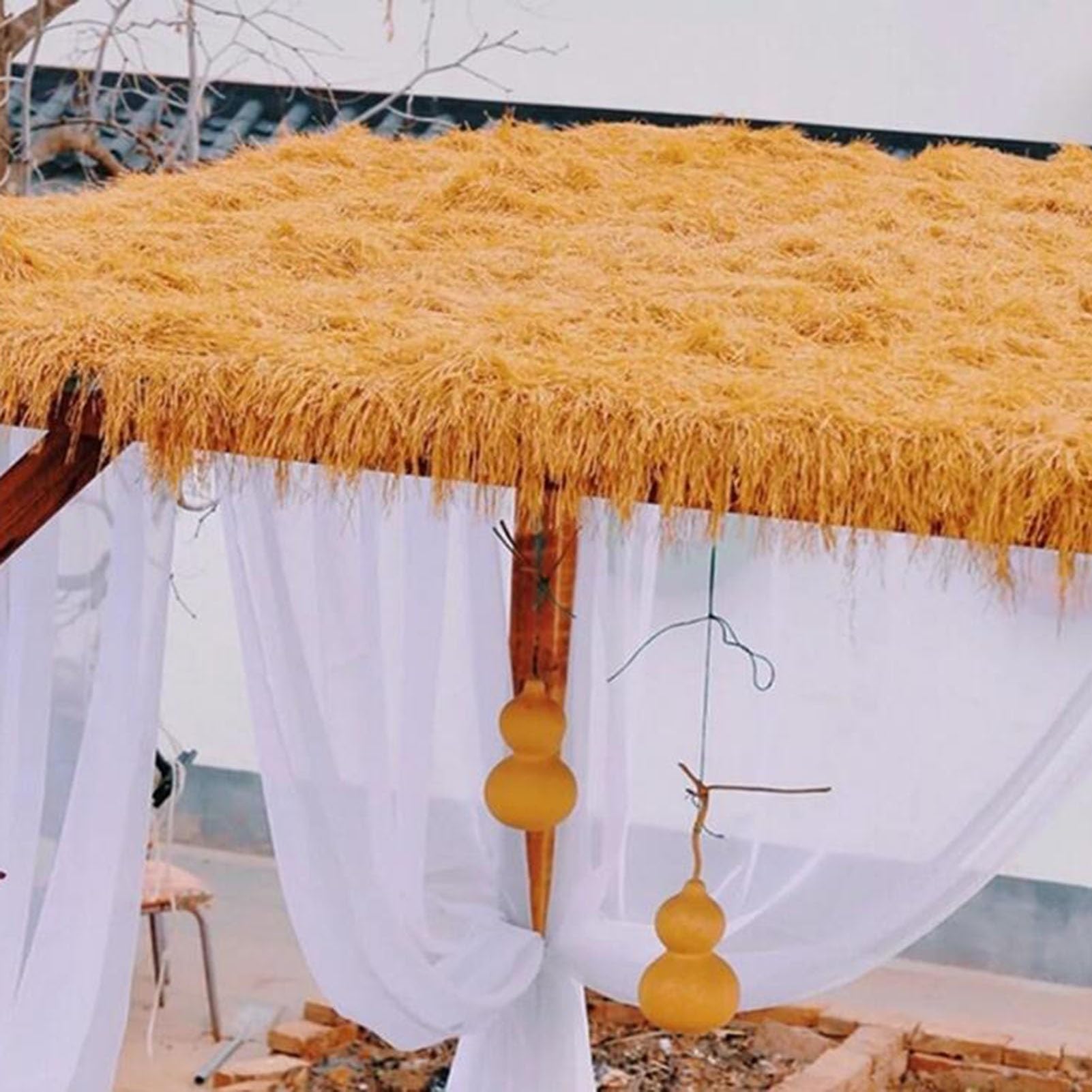 Syntetyczna strzecha do baru Tiki - sztuczna słomiana rolka dachowa idealna do małych domów, patio, pawilonów plażowych i imprez (1,5 x 2 m) - odporna na promieniowanie UV łatwa instalacja