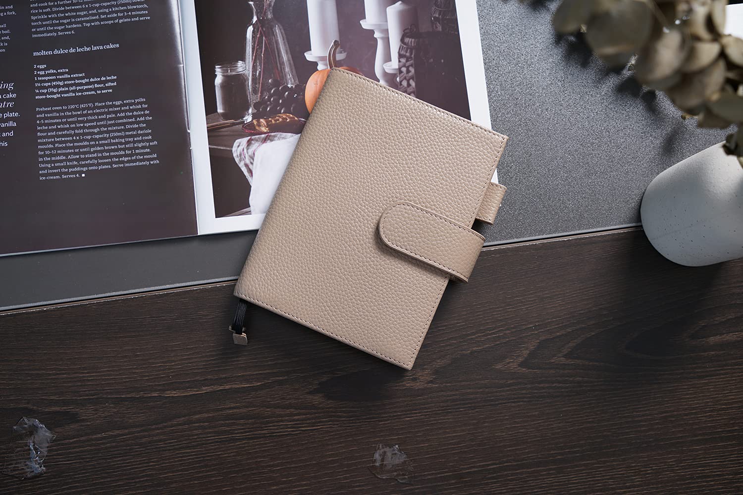 Moterm Funda de cuero para cuaderno A6 - Compatible con Hobonichi Cousin, Stalogy y Midori MD Planificador, con portalápices, tarjetero y bolsillo trasero (Gris-Taupe)