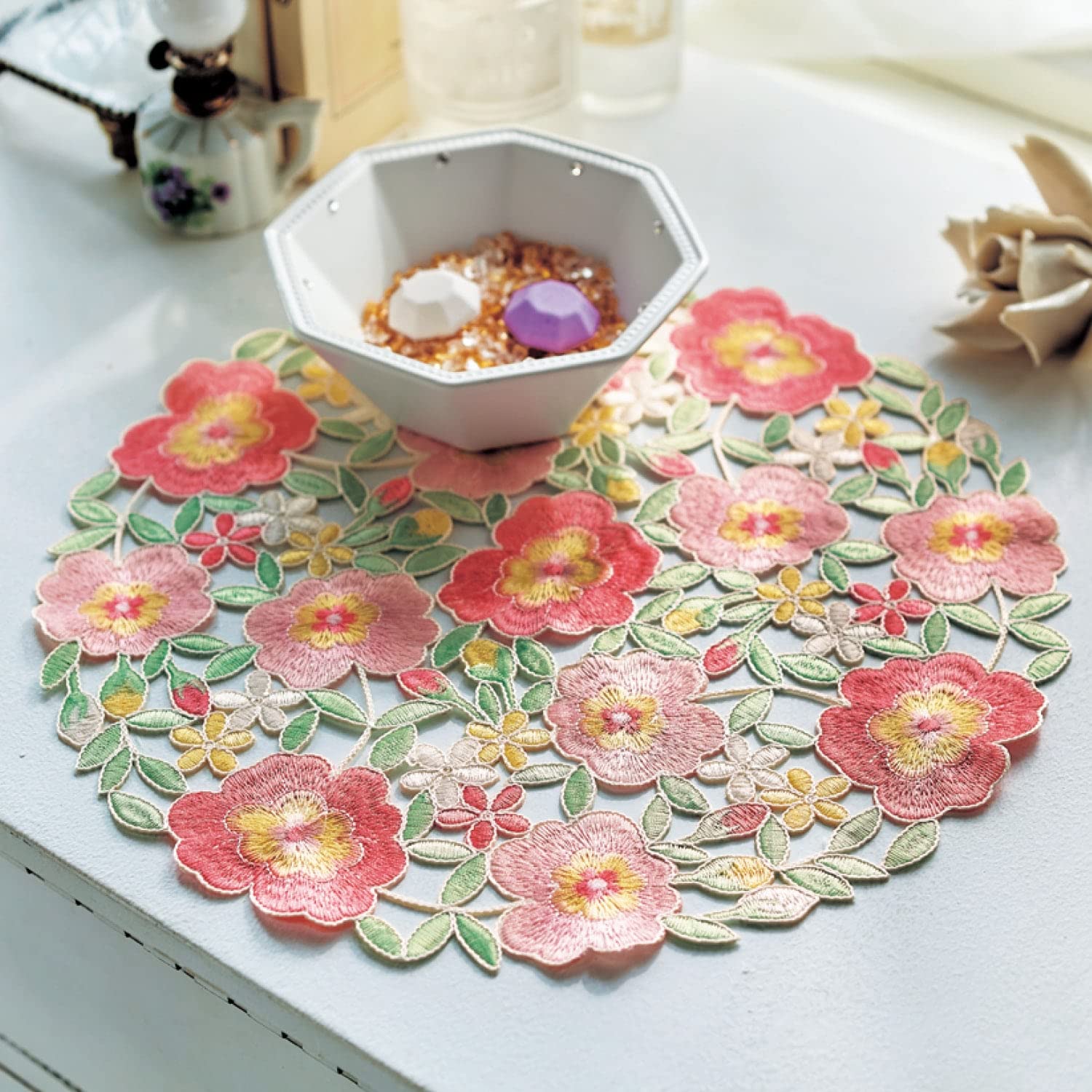 Amazon | [ベルメゾン] カットワークランナー 全面刺繍 美しい