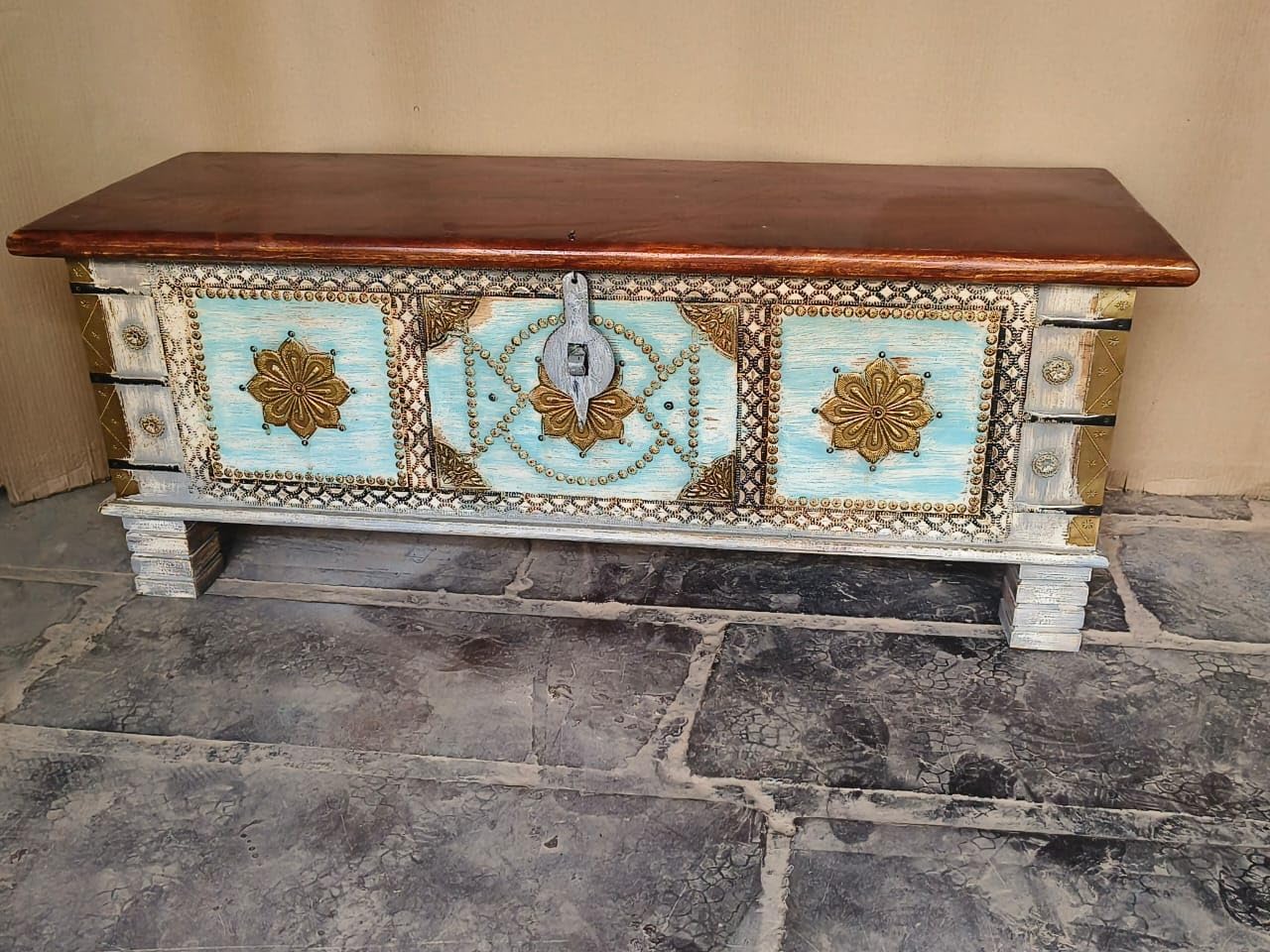 Nazar Art & Craft Mango Wood Trunk cum coffee Table | Center Table | Brass Fitted wooen Pitara for living room, Hall, Home | Golden Finish