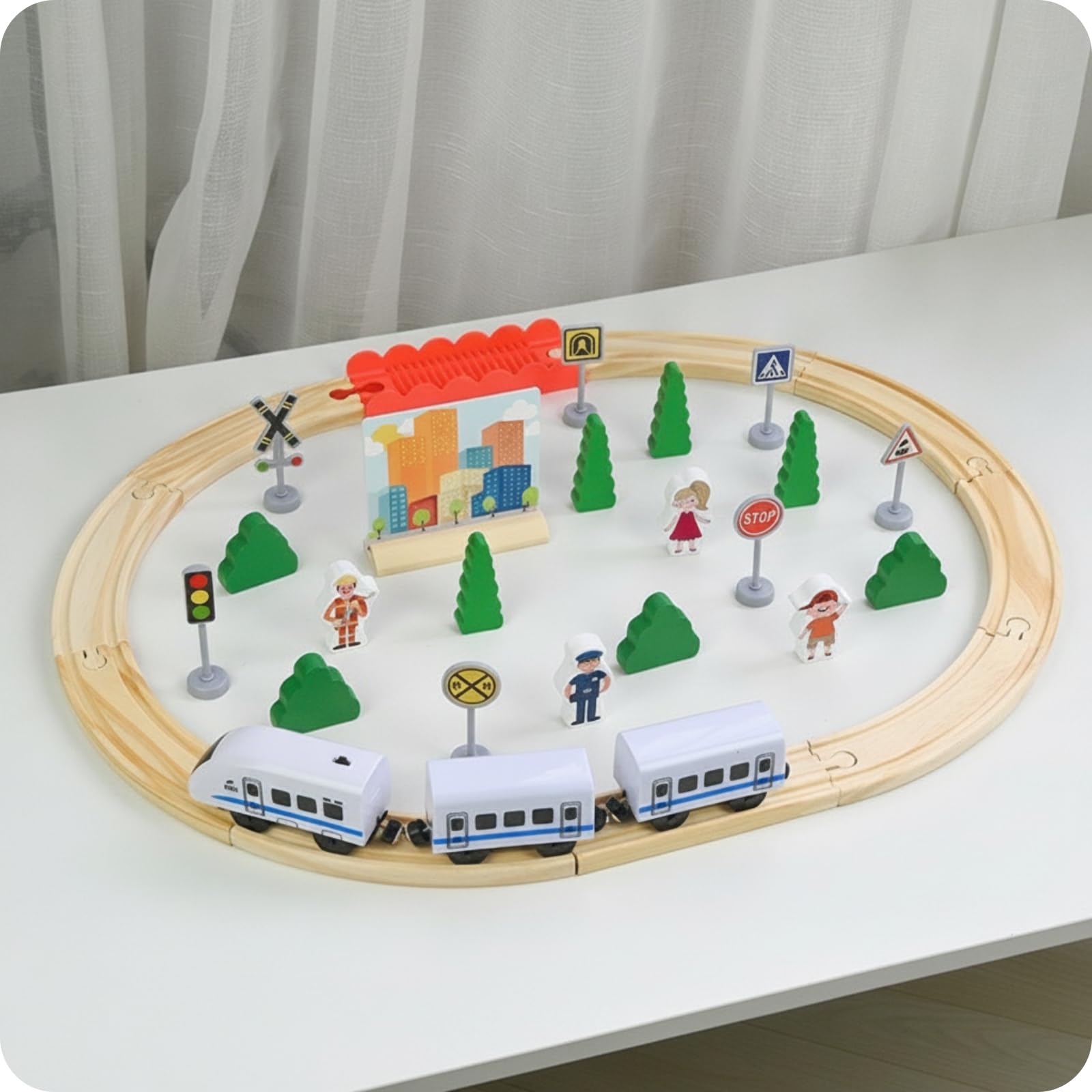 harayaa 35 Pezzi Treno di Pista Binari Giocattolo Elettrico Accessori Alberi Figurine Stimola Narrazione E Costruzione Del Circuito Adatto a Bambini E