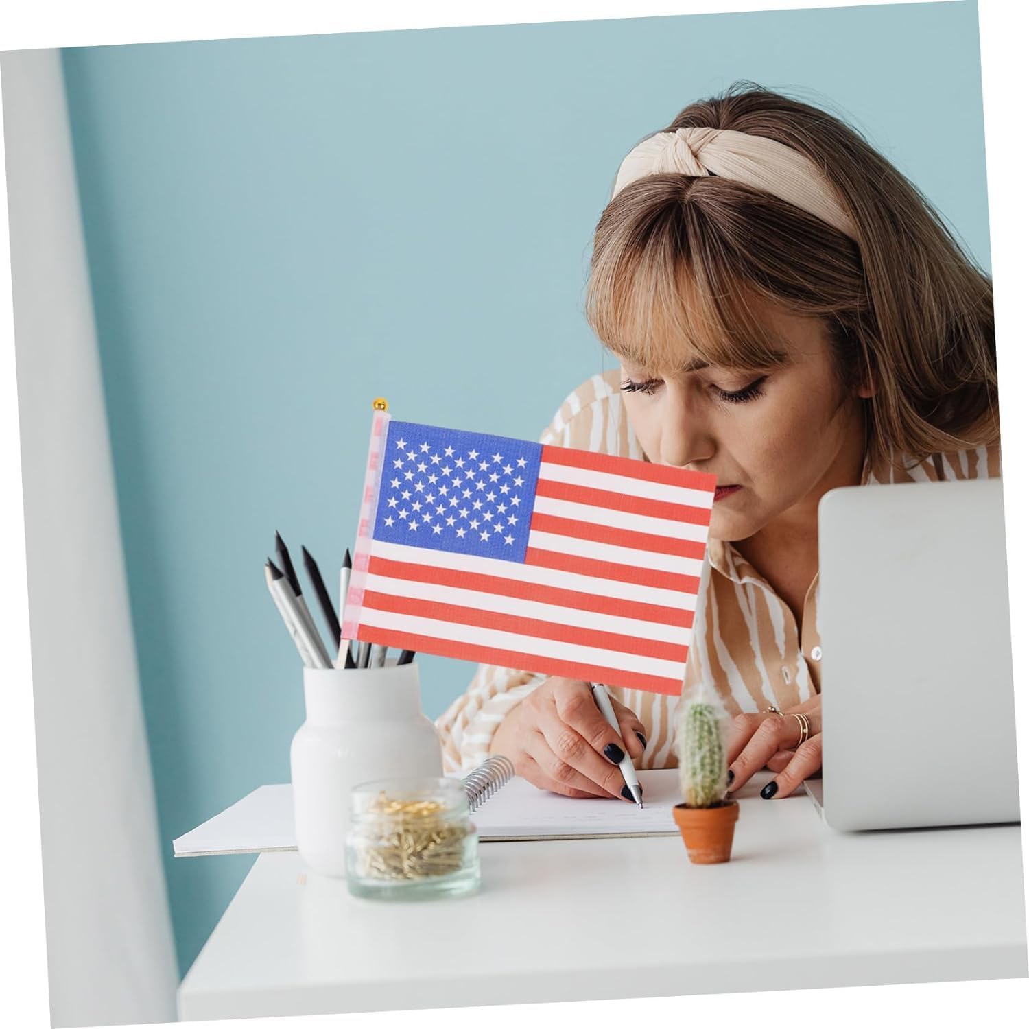 20 Pack American Flags on Stick, Small Handheld US Flags, USA Flags for Festivals Sports Parties Decoration, Anti-Ultraviolet Fade Indoor Outdoor