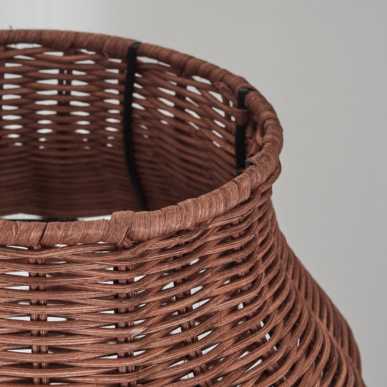 HOFSTEIN Stehleuchte Cardeira, Stehlampe im skandinavischen Design, Boho-Style mit Schirm aus Ratten in Braun und Lichteffekt, E27, Höhe 111 cm, Fußschalter - Wohnzimmer, Schlafzimmer, Esszimmer, Flur