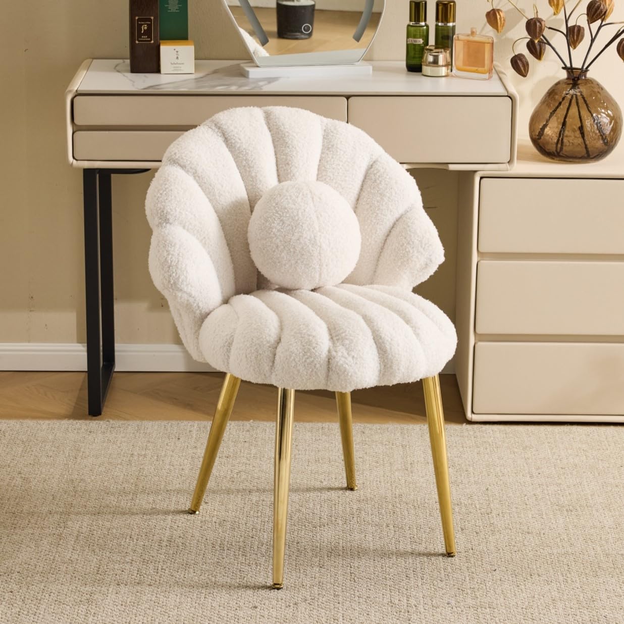 Bonnlo Schminktisch Stuhl, Muschel Sessel Wohnzimmer Modern Schminkstuhl aus Teddystoff mit Kissen Rückenlehne Golden Beinen, Ohrensessel bis 150 kg Vanity Chair für Schlafzimmer Kinderzimmer (Beige)
