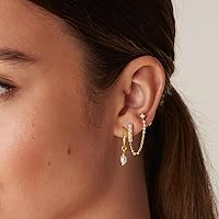 Vista 2 de PAVOI Aretes de cadena de oro de 14 quilates para mujer Aretes de aro de doble piercing Aretes de aro de perlas de circonita cúbica para mujer