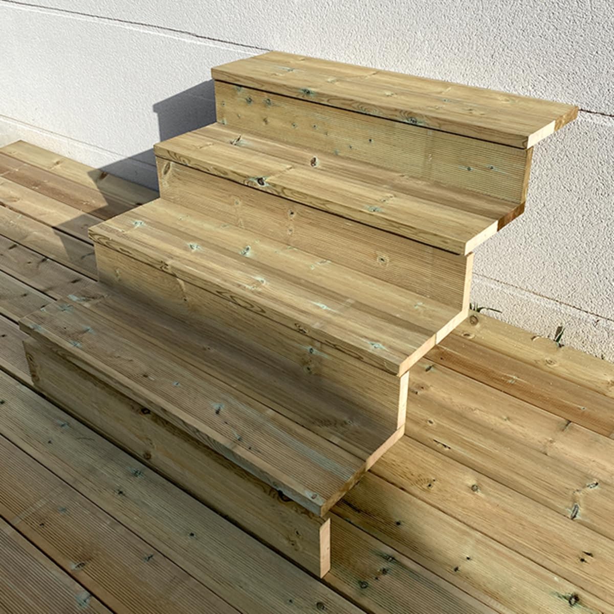Escalera exterior de madera, de 2 a 7 peldaños, kit listo para usar, de madera, para jardín, balcón y terraza ( 4 peldaños con contrahuellas, 100 cm)