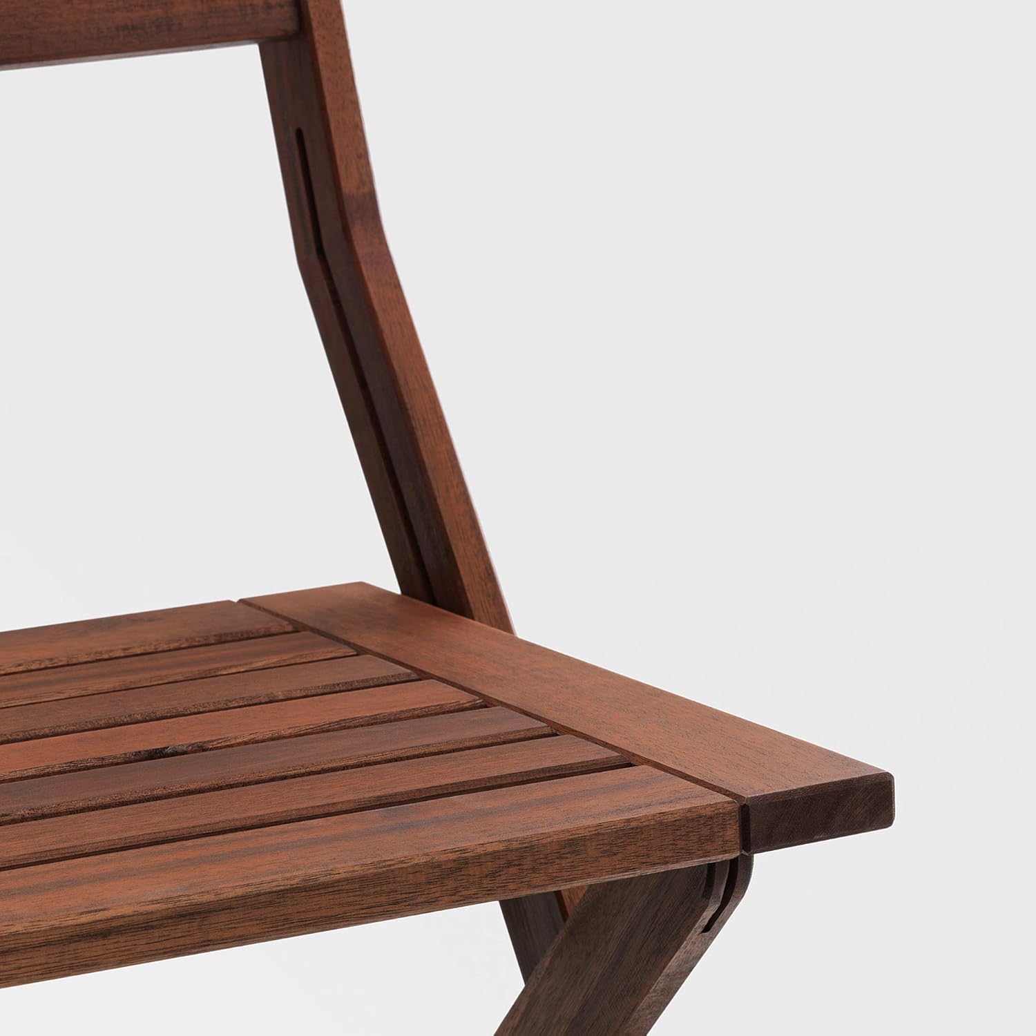 Close-up view of the wooden slats and folding mechanism of the IKEA ÄPPLARÖ chair seat.