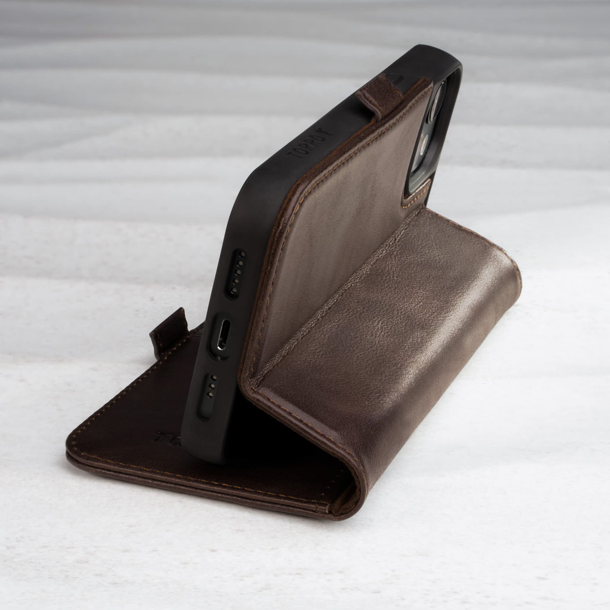 TORRO Funda de Cuero Compatible con iPhone 14 - Funda/Carcasa de Cuero Genuino con Tarjetero y Función Stand (Marrón Oscuro)