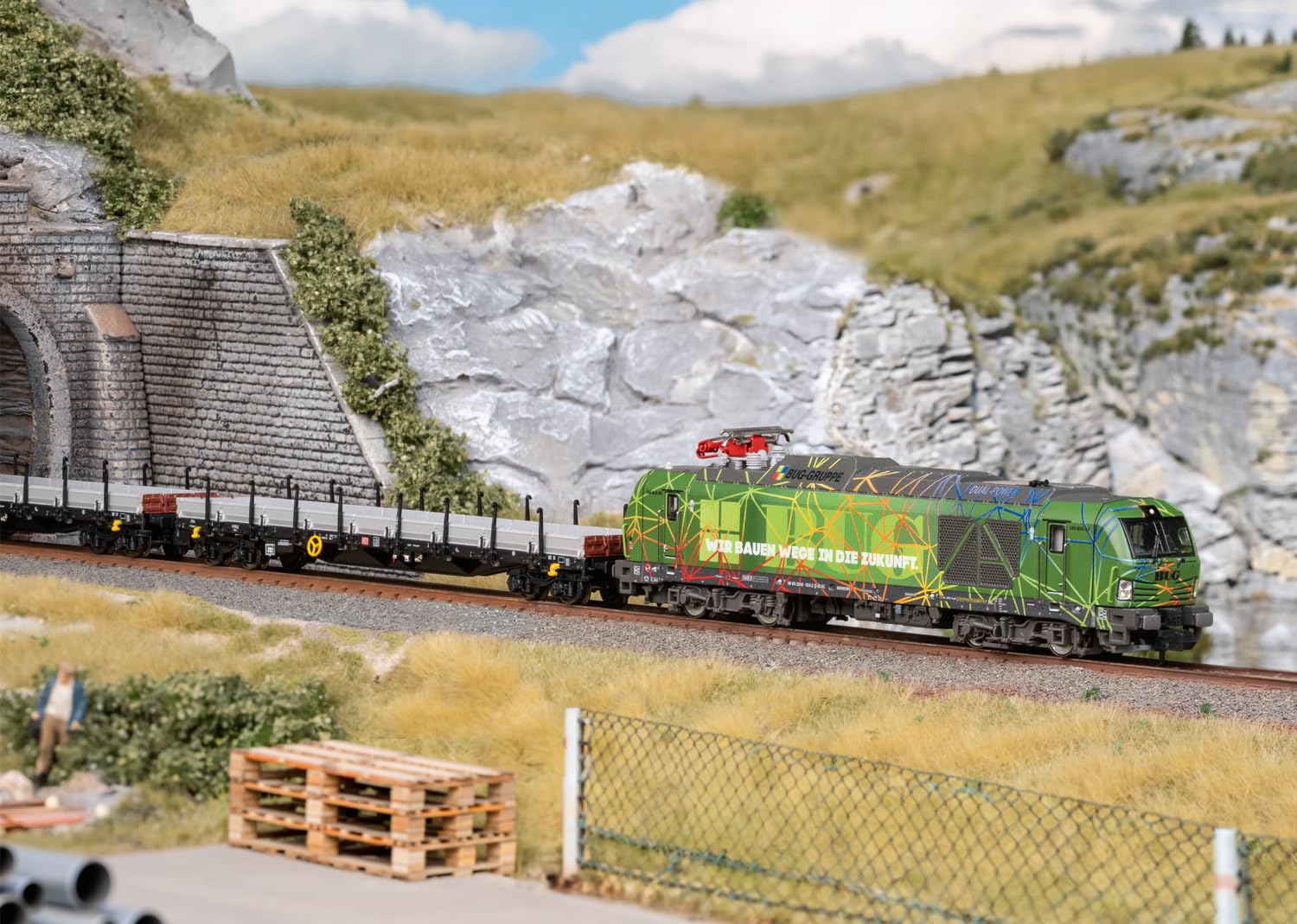 Minitrix 11171 Digital-Startpackung „Güterzug“ Spur N (1:160) – Diesellokomotive mit Sound, mfx & DCC Decoder, Mobile Station, LED-Lichtfunktionen, Güterzug-Set Epoche VI