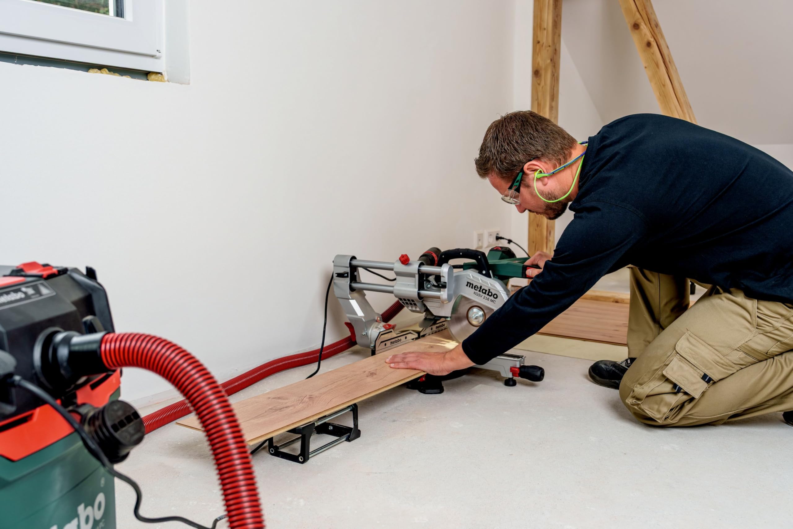 metabo Piła ukośna KGSV 216 MC – 1200 W, brzeszczot 216 mm – z funkcją ciągnącą – linia cięcia LED, zmienna prędkość obrotowa, możliwość pochylenia po obu stronach, kompaktowa, dokładne cięcie