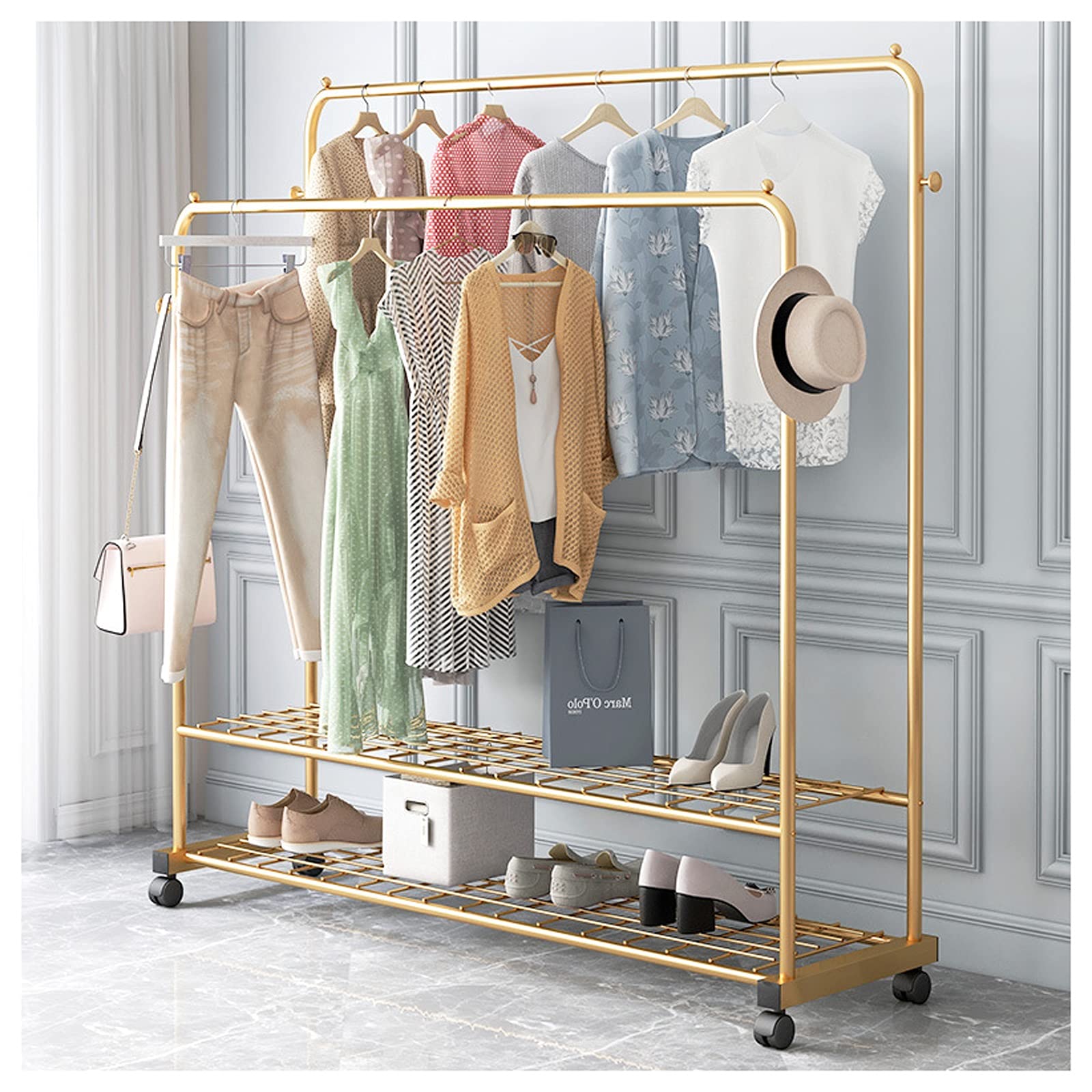 Portant à vêtements mobile doré pour sublimer vos tenues tendance dans la chambre
