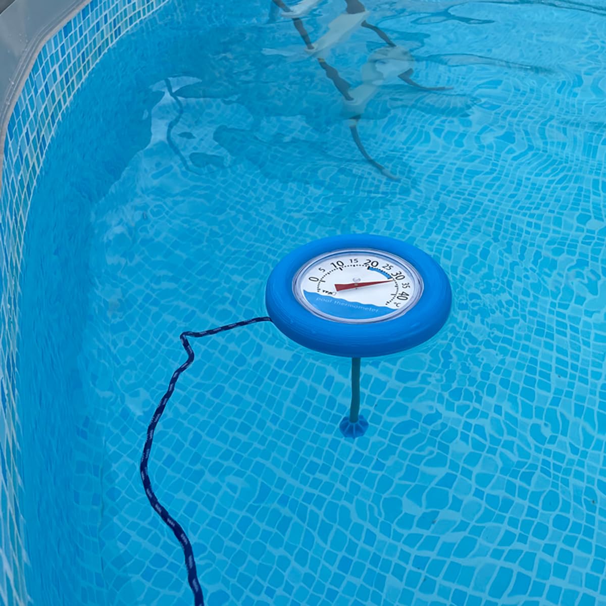TFA Dostmann Poolwatch analoges Schwimmbadthermometer, 40.2007, geeignet für Schwimmbad, Eisbaden, Teich, Pool oder Whirlpool, einfaches Ablesen der Wassertemperatur, großes Thermometer, blau