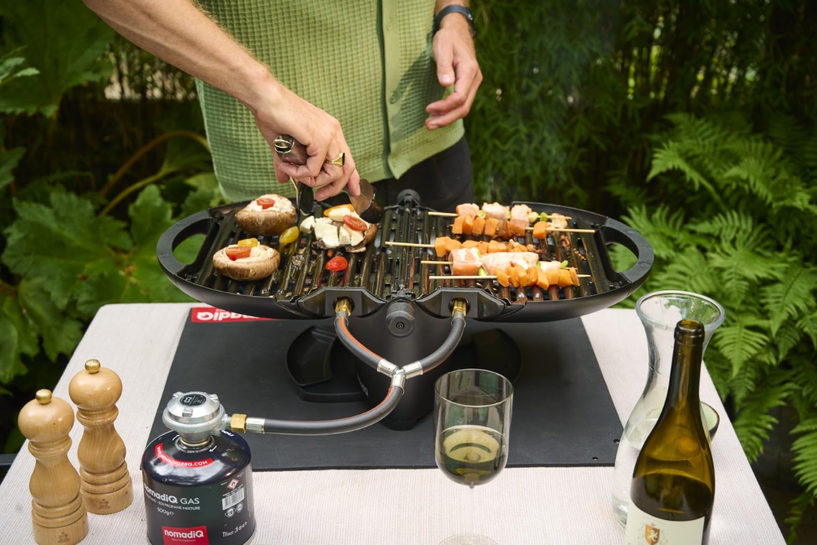 NOMADIQ BBQ Camping | Tischgrill | Compact | 2 Brenner | gasgrill camping | gasgrill balkon Wohnmobil | grillplatte, portable, outdoor, barbecue, outdoor kocher