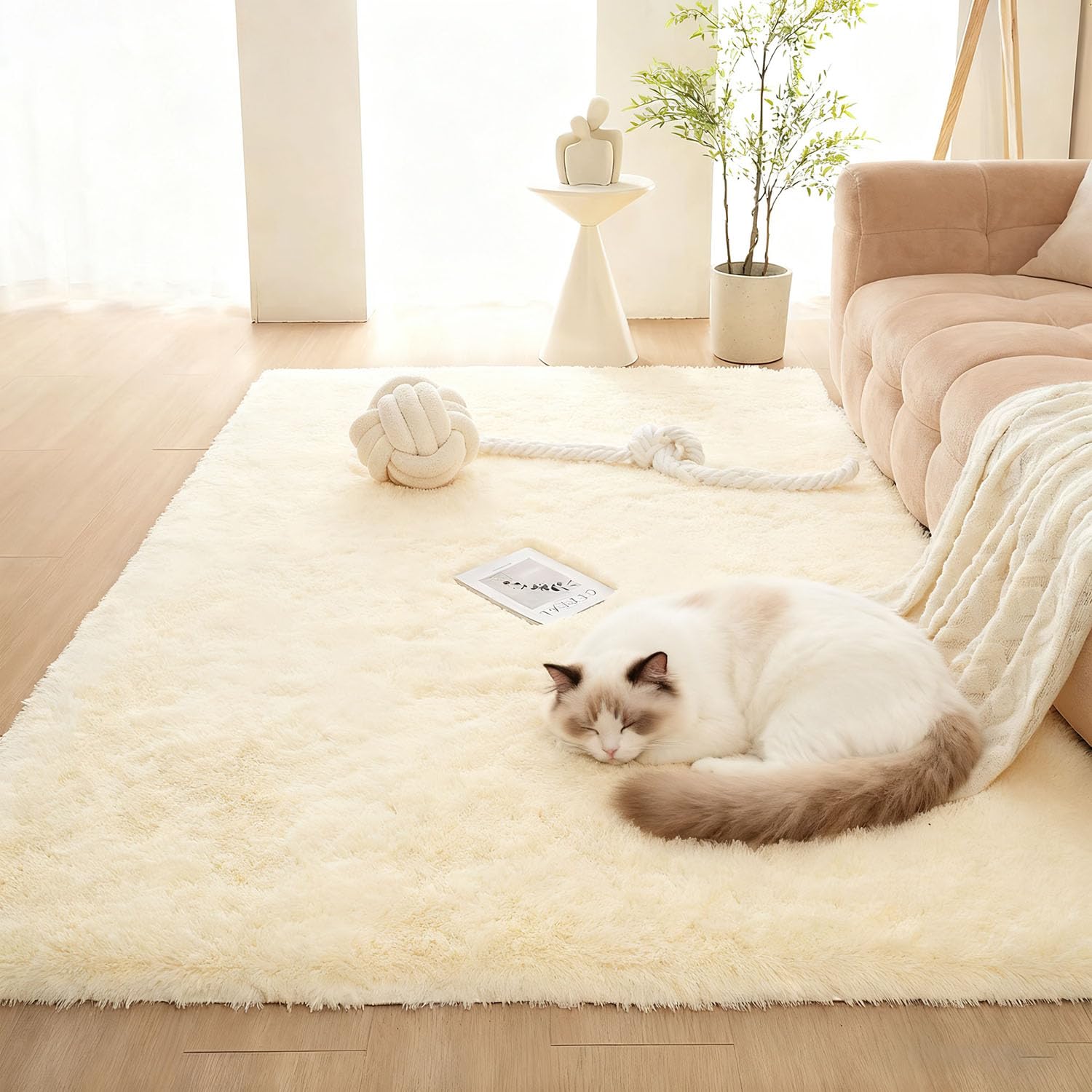 Tapis de salon doux blanc cassé idéal pour une chambre d'enfant