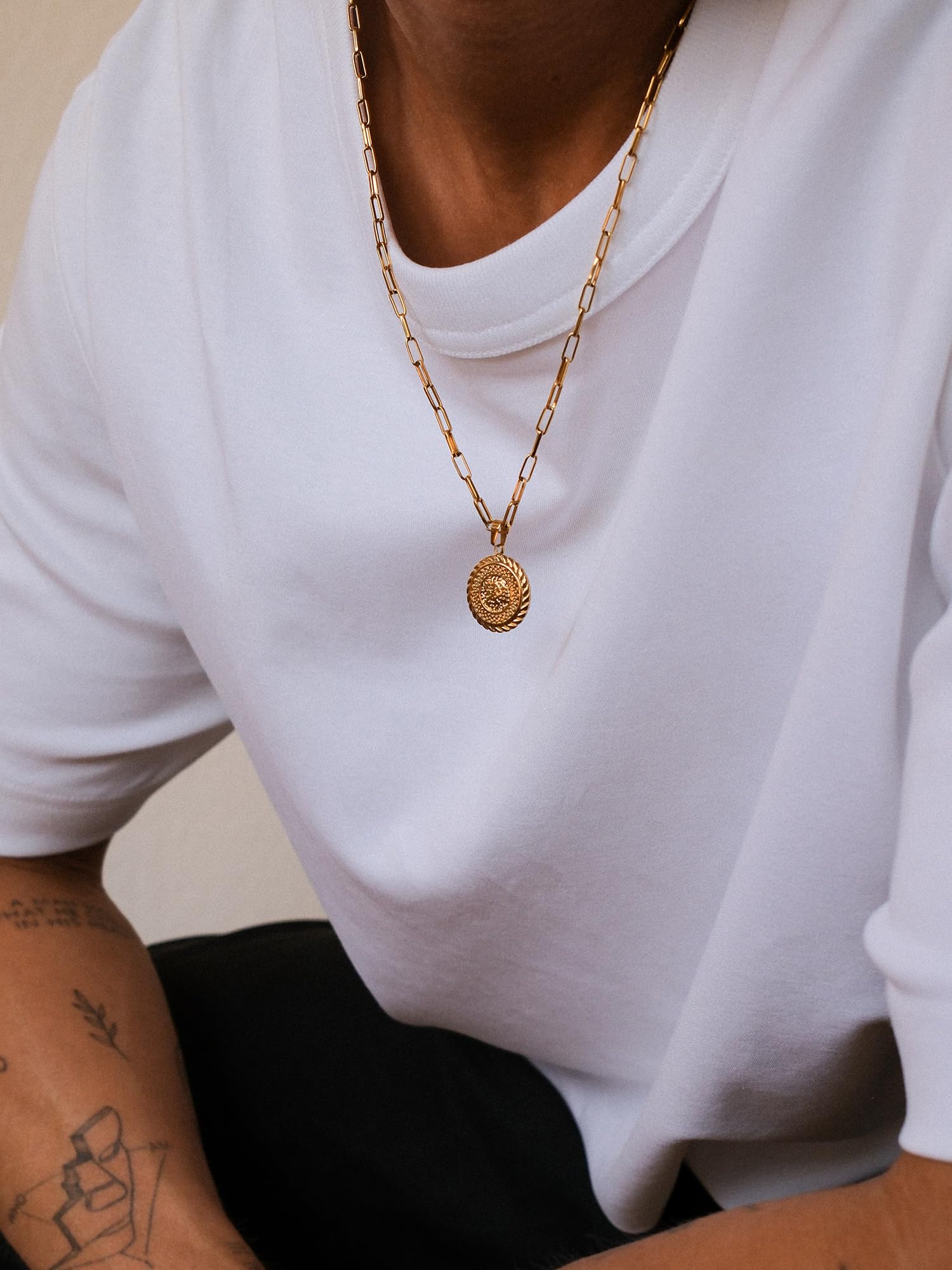 Purelei Nomad Coin Kette Herren – Markante Edelstahl-Halskette mit geprägtem Anhänger – 18K vergoldet oder Silber – Verstellbar (50/55 cm) – Statement-Schmuck für Männer