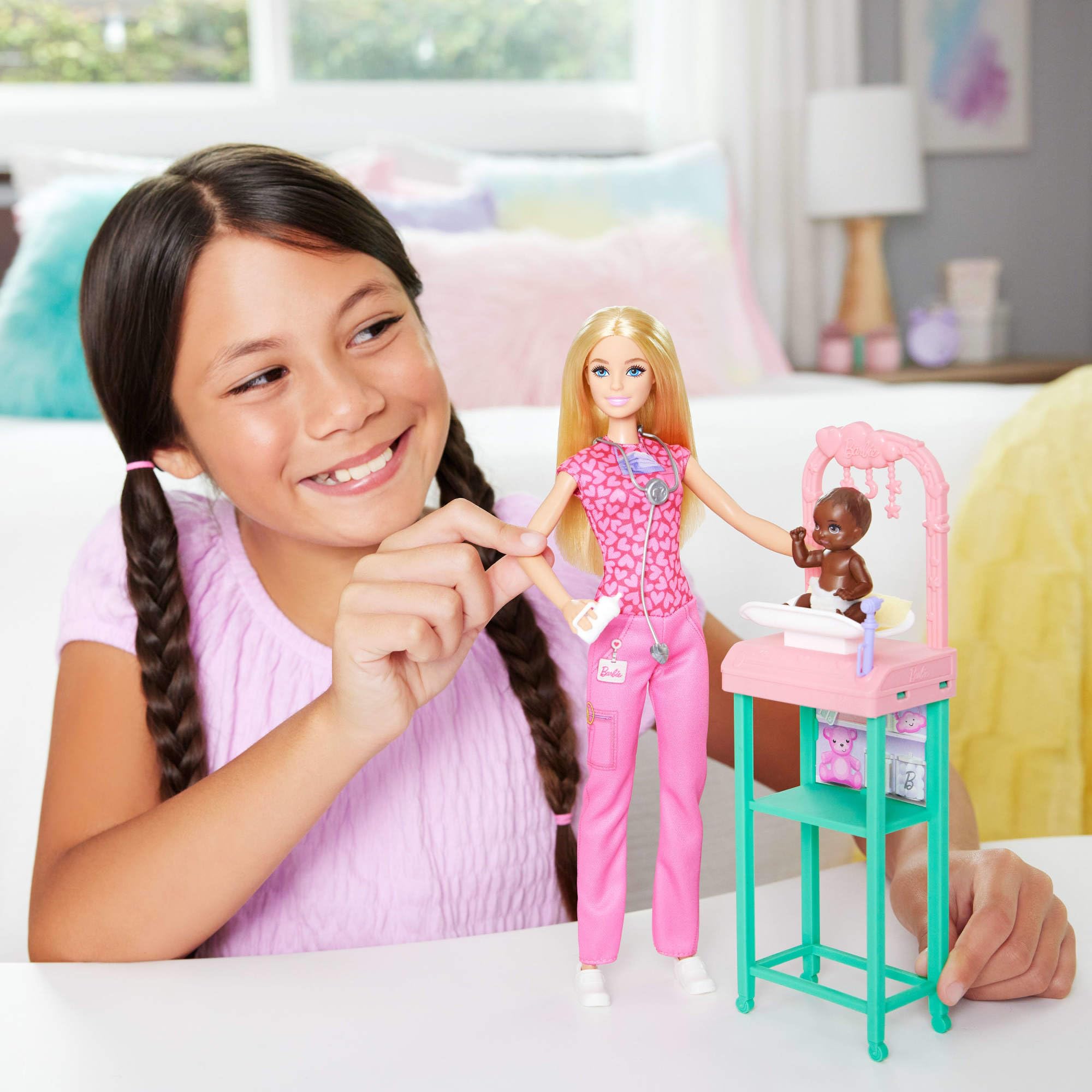 Barbie Carriere - Pediatra, set bambola bionda con divisa da medico rosa e un neonato, stetoscopio, mobili e accessori inclusi, giocattolo per bambini, 3+ anni, JCR72