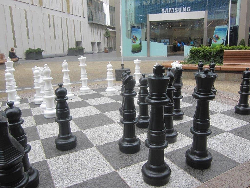 Ubergames Figuras de ajedrez Mega Giga (94 cm) de plástico de alta calidad, resistente a la intemperie, resistente a los rayos UV, figuras de ajedrez de campo abierto, grandes