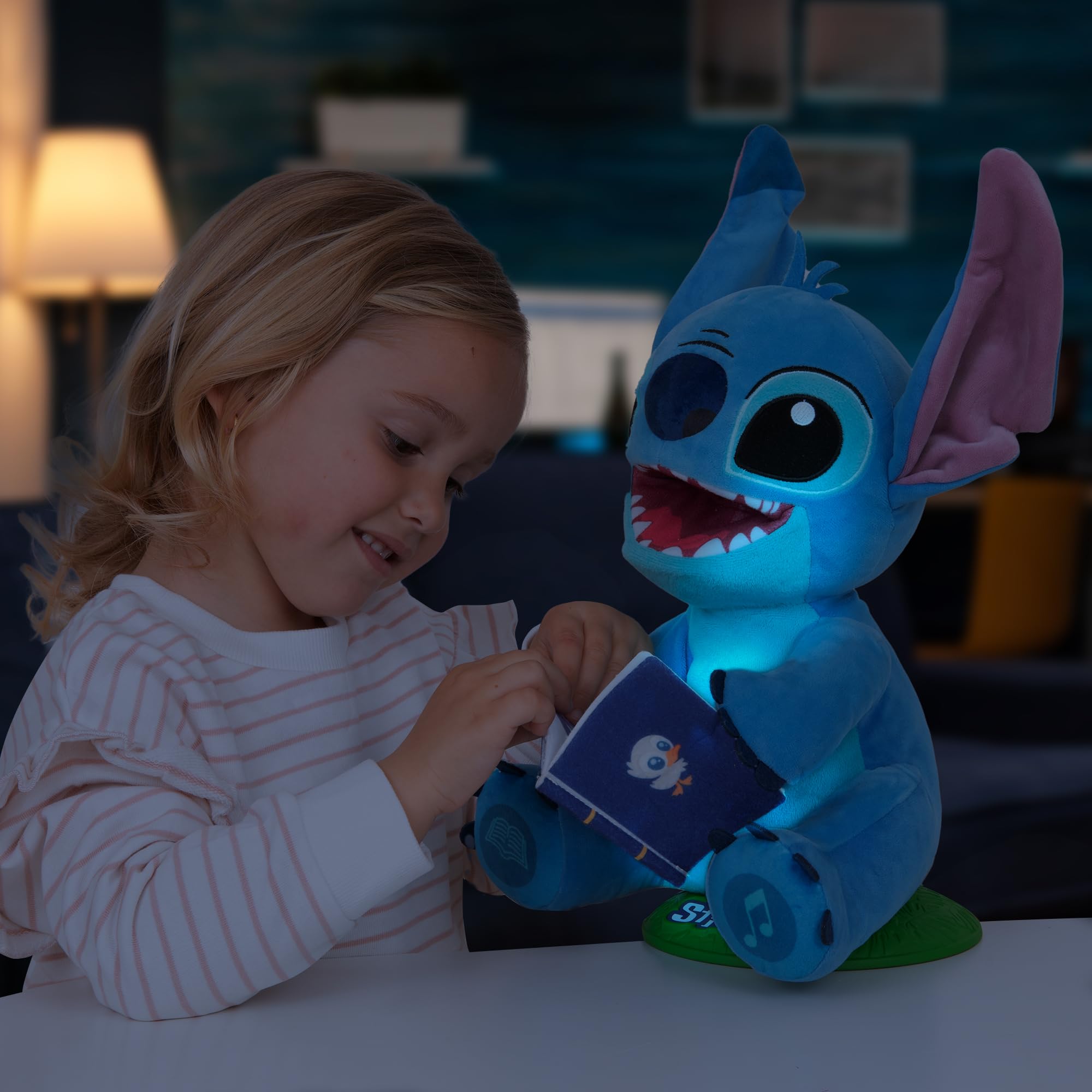 IMC Toys Lilo & Stitch Storyteller, Cuenta Cuentos en Español, Francés e Italiano, Canta y Explica Historias, Juguete electrónico, Regalo para Niños y Niñas a Partir de 3 Años