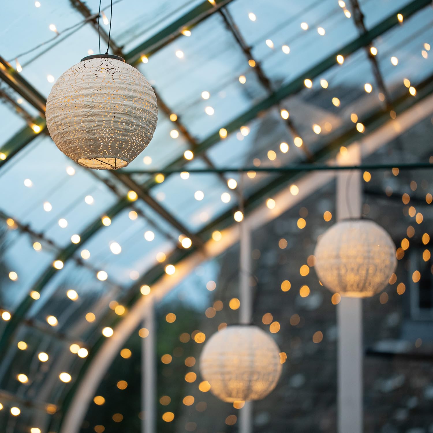 Lights4fun LED Gartenbeleuchtung Set Lichterhimmel Solar Lampion Weiß Beleuchtung Balkon Solarlampen für außen Gartenlounge Set