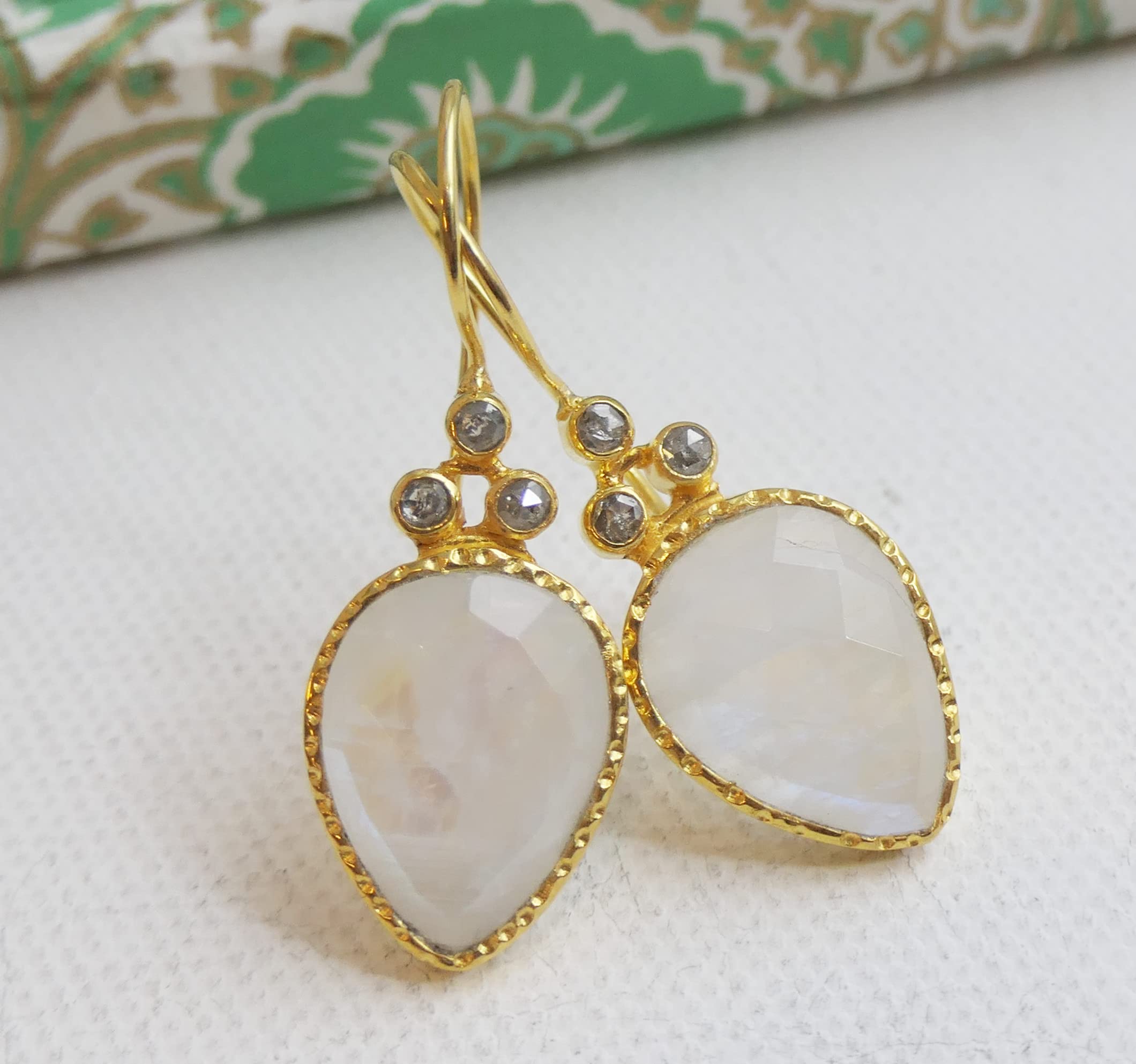 Pendientes de plata de ley con piedra de luna y diamantes chapados en oro