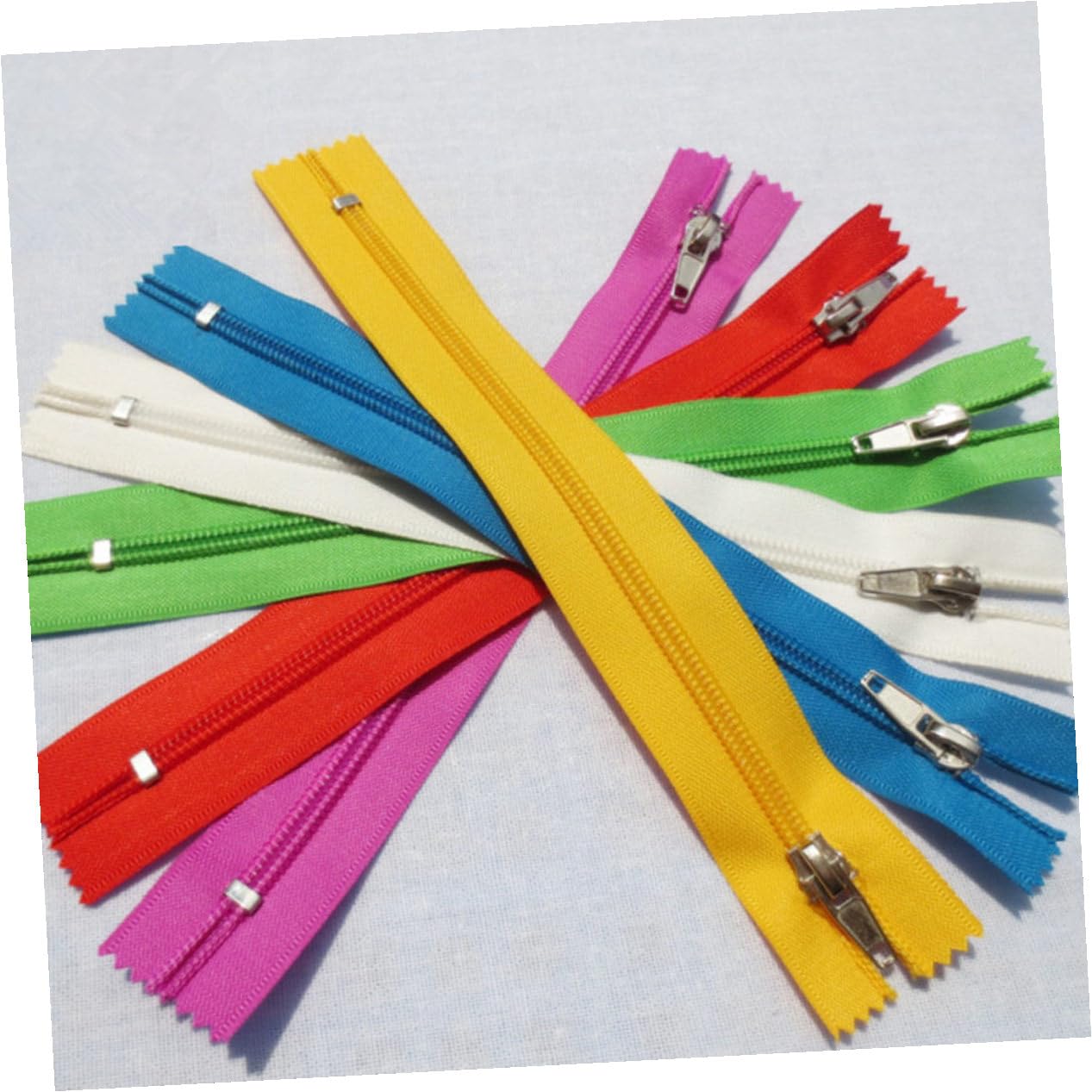 Hemobllo 100pezzi Cerniere in Nylon Cerniere Colorate Per Abbigliamento Resistenti Per Cucire Per Vestiti Borse Astucci Abiti Gonne Cuscini e Lavori Di Cucito Facili Da Cucire Mano o Macchi