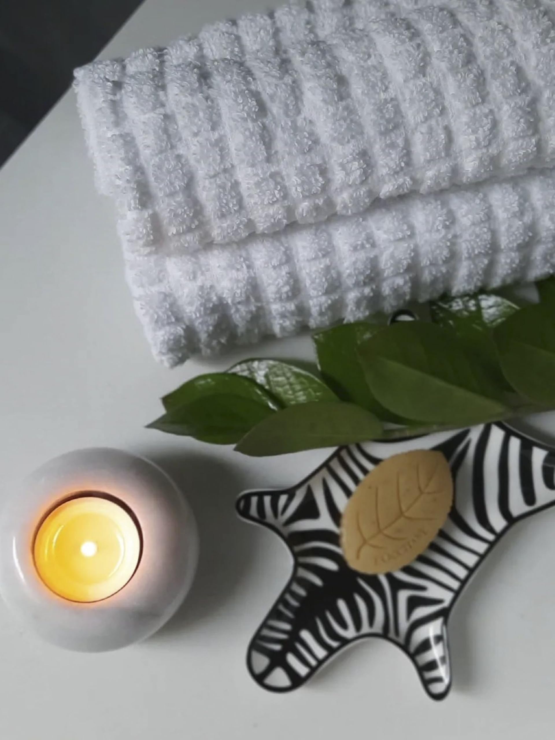 Beliani Juego de 9 Toallas de baño y Alfombrilla de baño de algodón Blanco de Low Twist para Invitados Atai