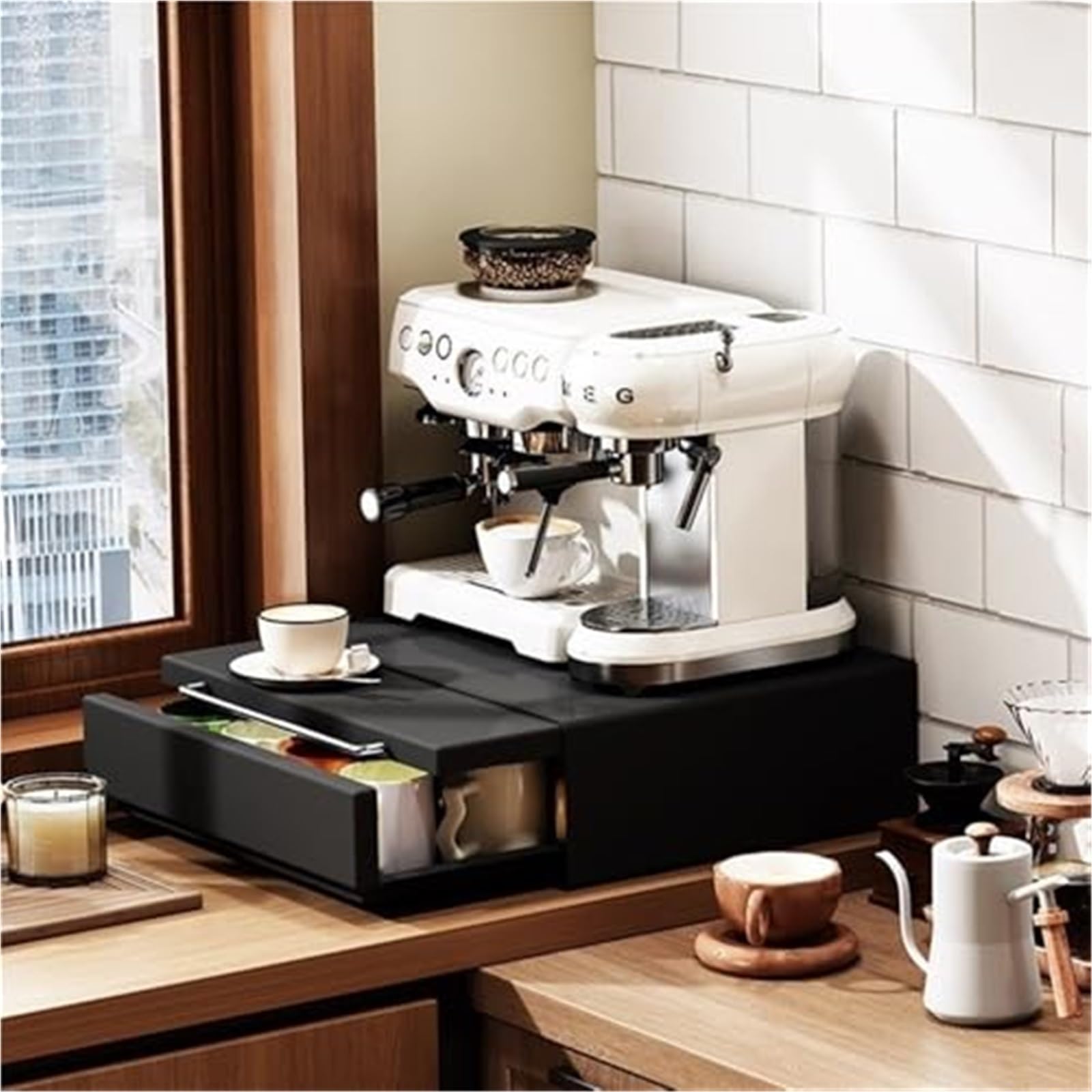 Organizador de barra de café de metal grande para encimera, barra de café y armario de cocina, soporte para tazas de té, estante multiusos para ahorro de espacio en la oficina en casa (blanco)