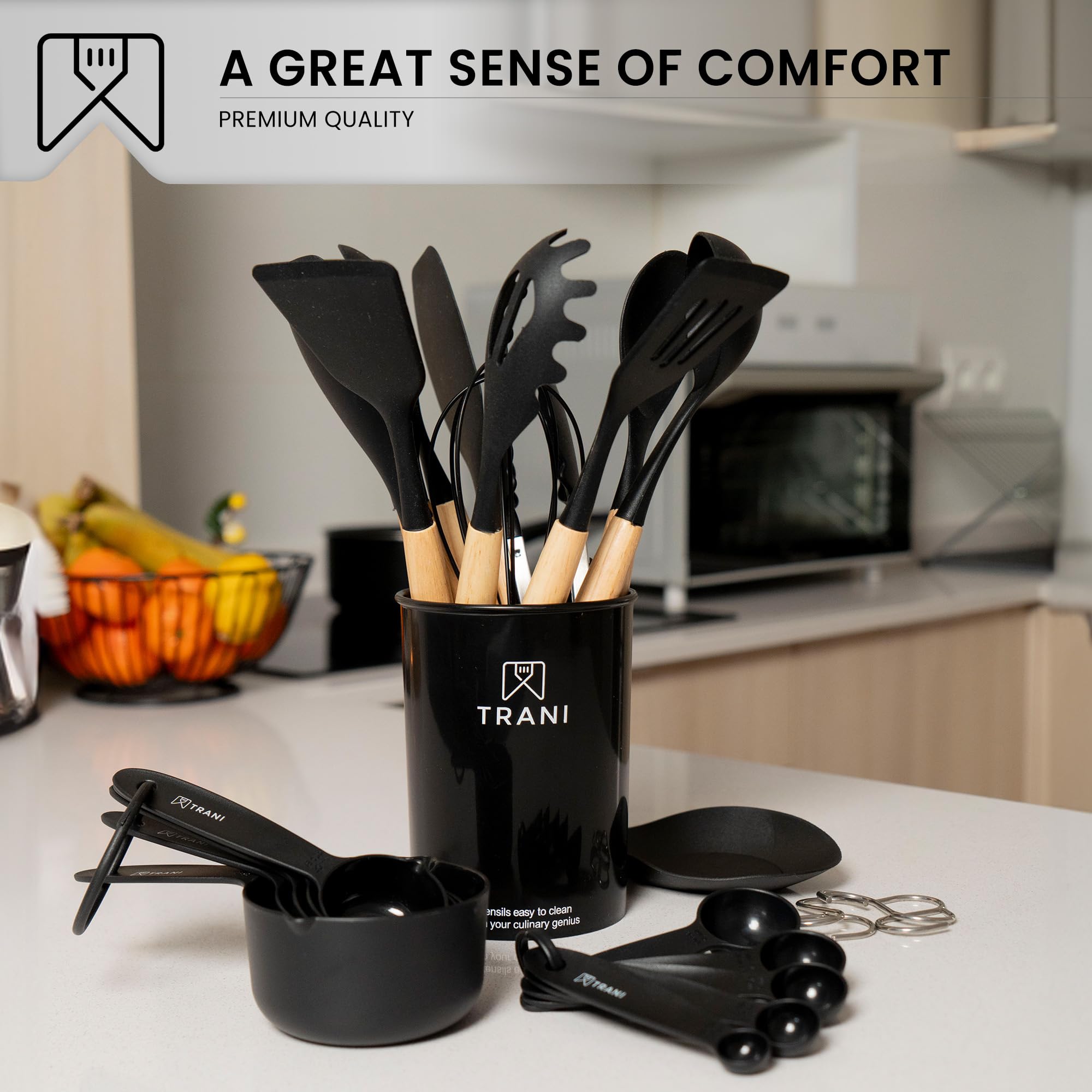 TRANI Kitchen - Juego de utensilios de cocina de silicona de 33 piezas con soporte, compacto, resistente al calor hasta 230.0 °C, antiadherente y duradero con asas de madera natural, juego de