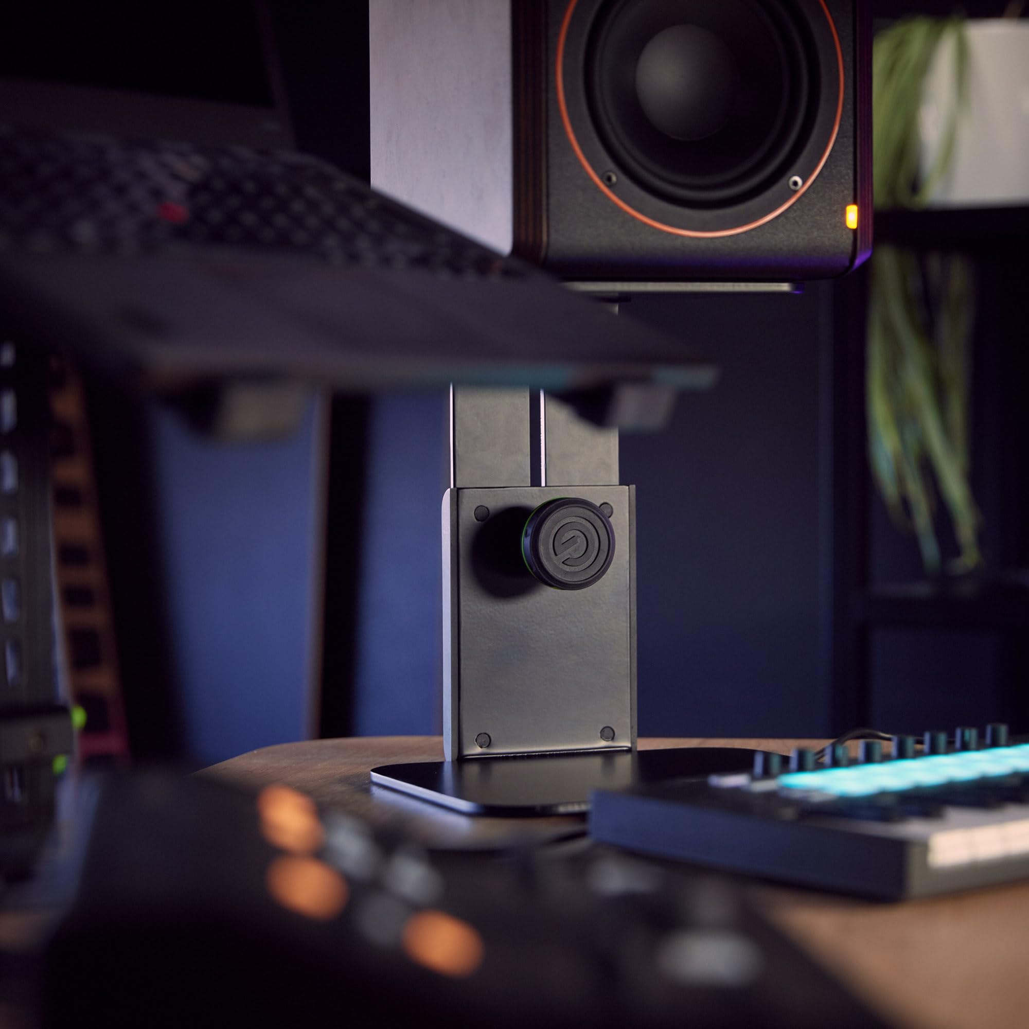 Gravity SP 3102 C B - Supporto da tavolo per monitor da studio compatto, nero