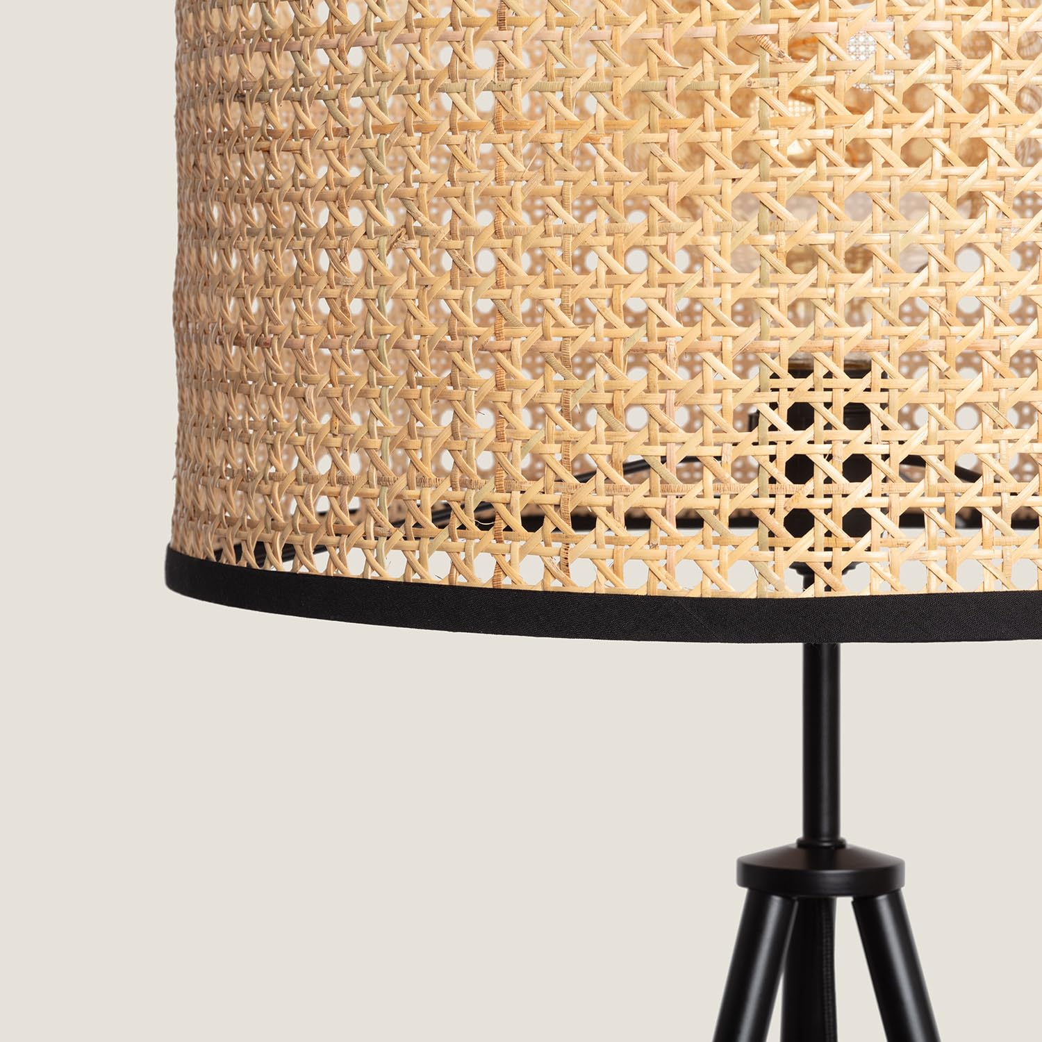LEDKIA Lámpara de Pie Ratán y Metal Huela Natural | Diseño Rústico y Elegante | Compatible con Bombillas LED E27 | Para Salón; Dormitorio | Altura 1450 mm