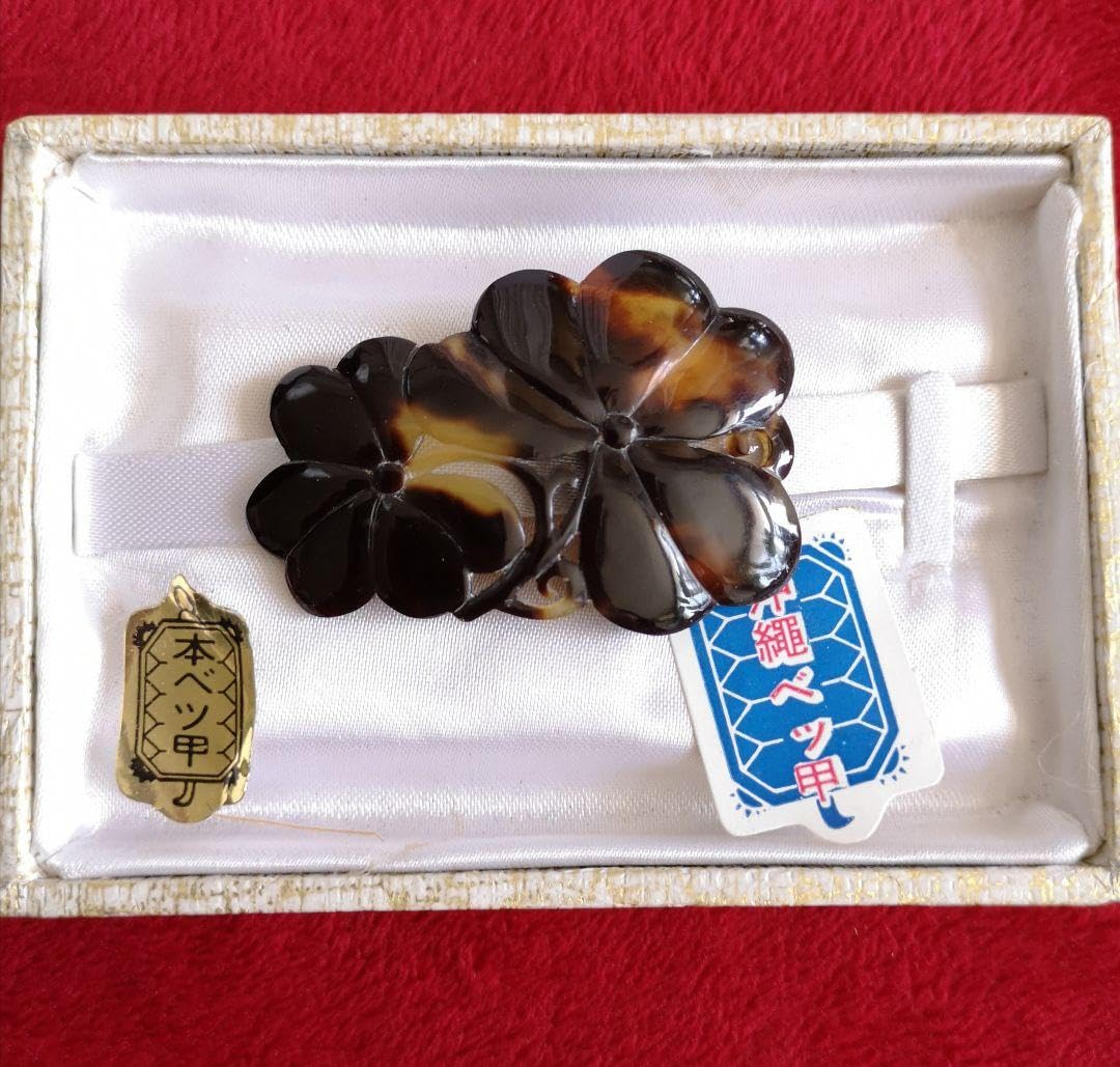 Amazon.co.jp: ビンテージ 帯留め 本鼈甲 ミツバ 彫刻 153 : ファッション 