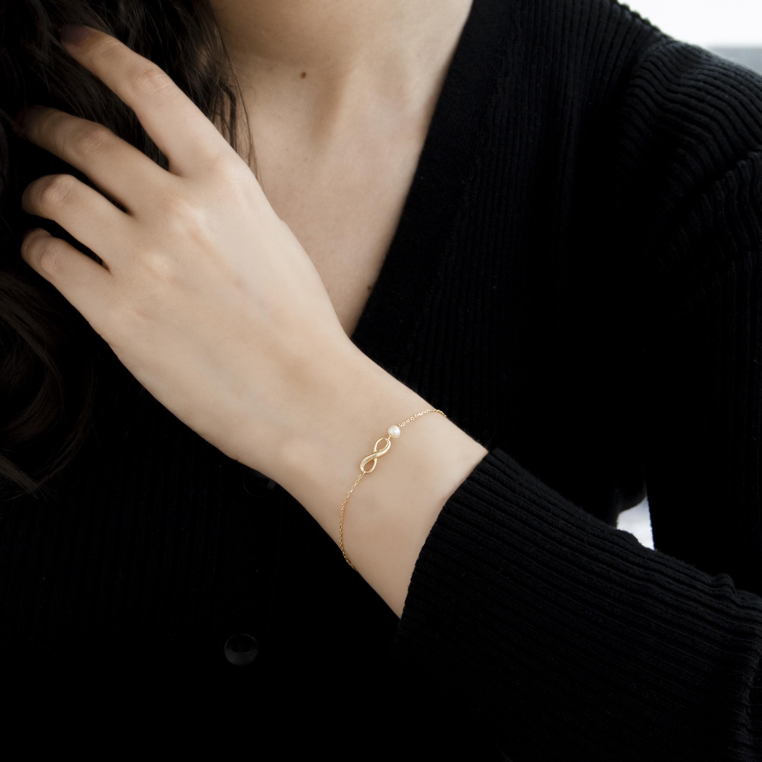 CARISSIMA Damen-Armband aus 9 Karat Gelbgold, Unendlichkeitssymbol mit Perlen, 17 cm – 19 cm