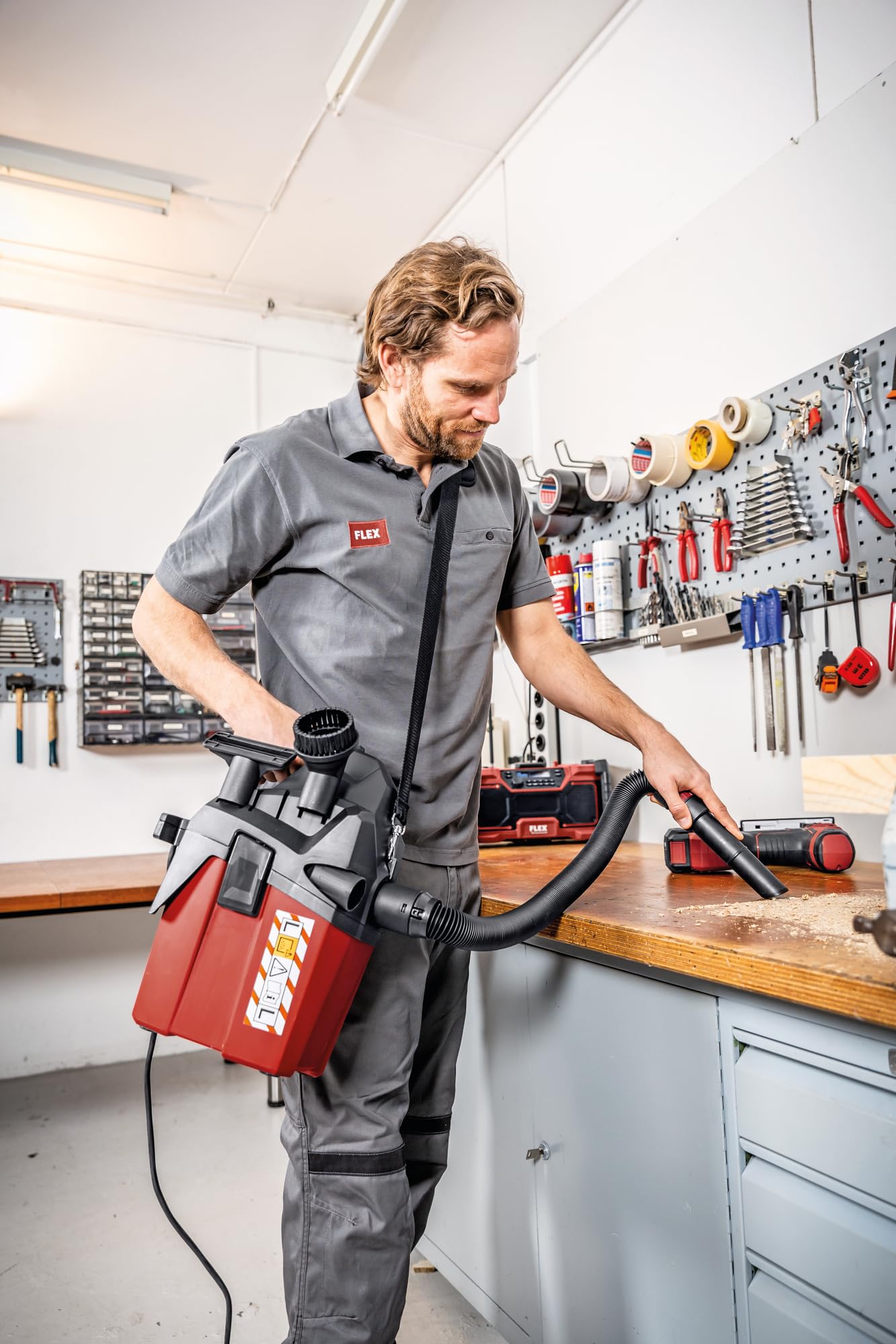 Flex Kompakt Sauger VC 6 L MC + Vliesfiltersäcke FS-F VC 6 (schwarz, rot, Kompakt Sauger mit manueller Filterabreinigung, 6 l, Klasse L, Werkstattsauger, Handwerkersauger) 532024