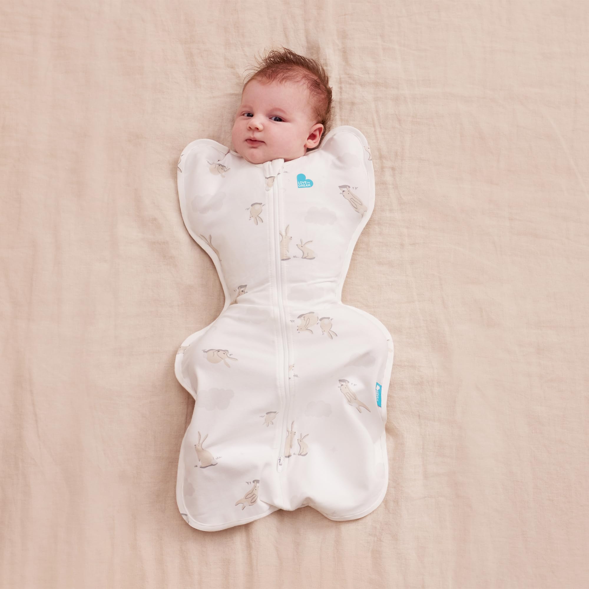 Love To Dream™ Swaddle UP™, Taille S (3,5-6 kg) – Lapins Nuages | Ajustement Parfait, Sommeil réparateur | 1,0 Tog | Printemps/été 20-24 °C | Coton | Fermeture éclair Double Sens
